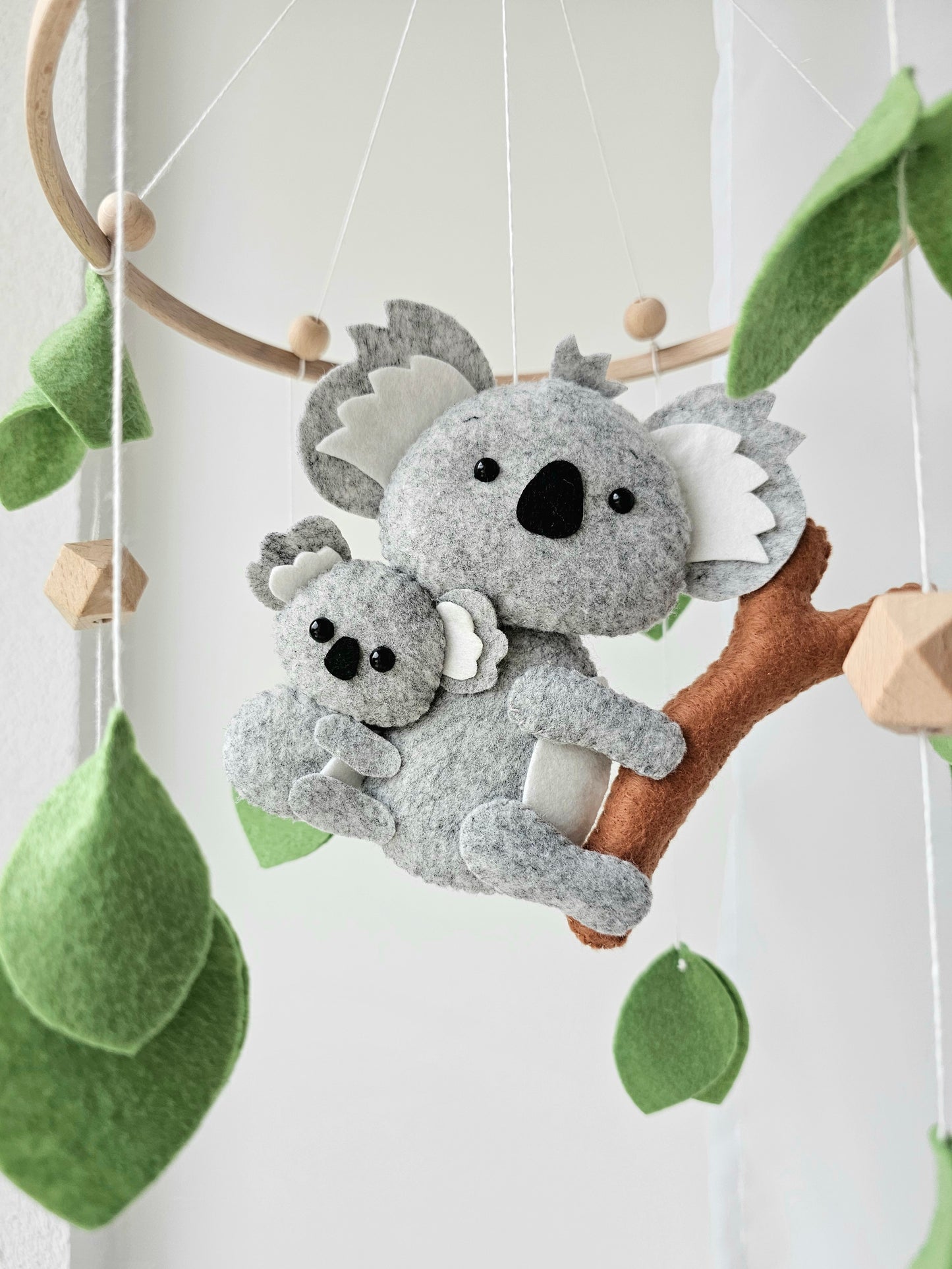 Selbstgemachtes Babymobile mit liebevoll handgefertigten Figuren und Formen, ideal für das Kinderbett oder den Kinderwagen. Hergestellt aus weichem, hochwertigem Filz in bunten Farben, fördert das Babymobile die visuelle und sensorische Entwicklung des Babys. Leicht und sicher aufzuhängen, schafft es eine beruhigende und kreative Umgebung für Ihr Kind.