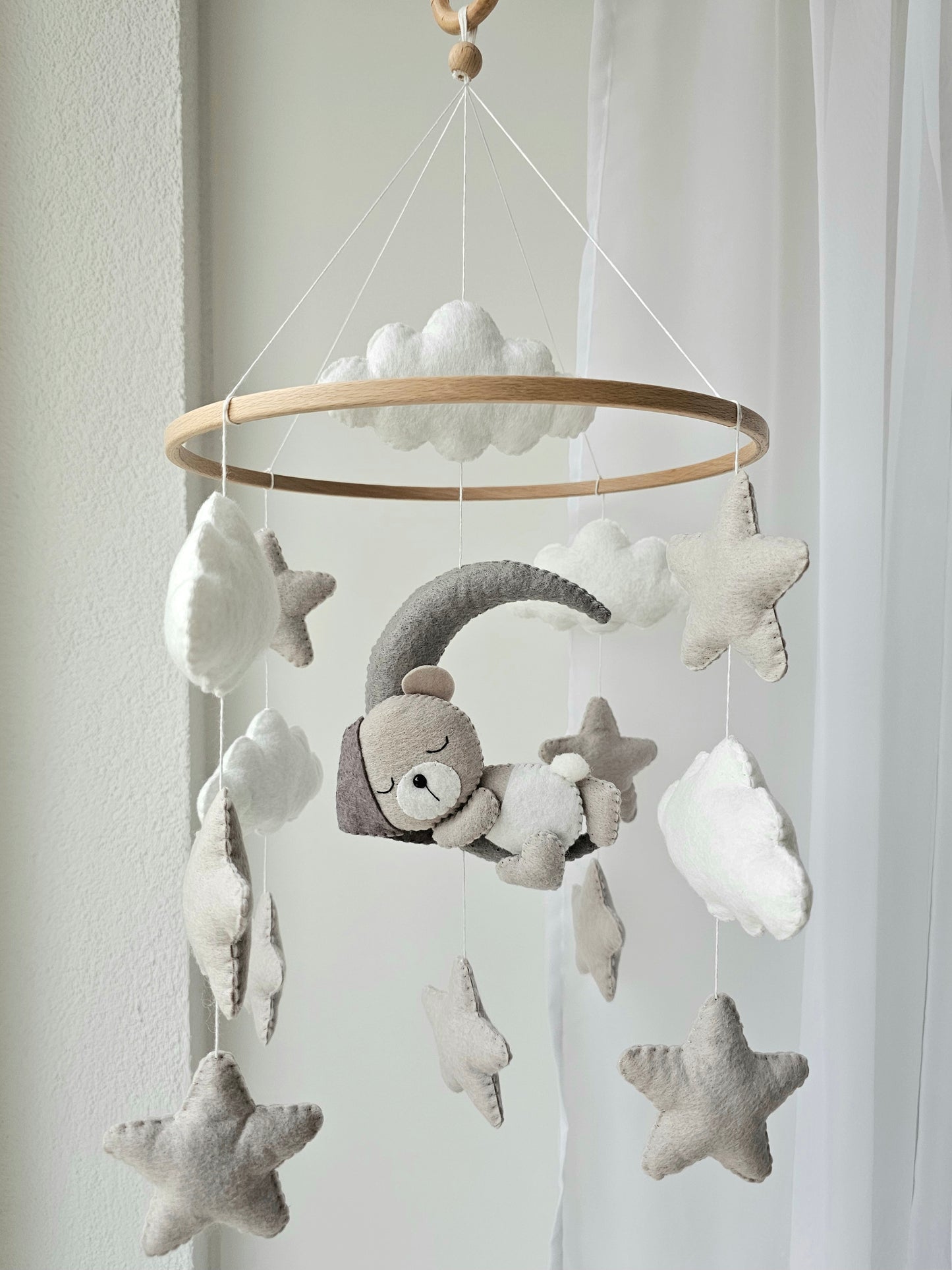Baby Mobile schlafender Bär mit Mütze grau