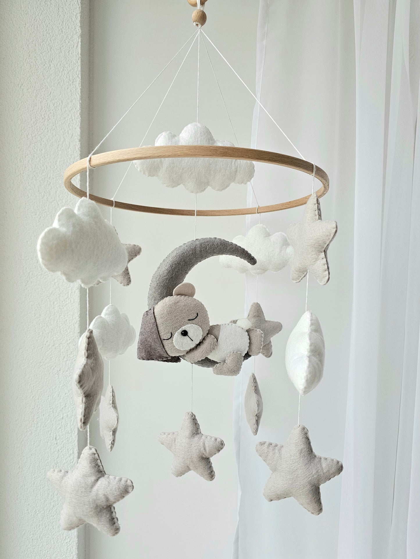 Baby Mobile schlafender Bär mit Mütze grau