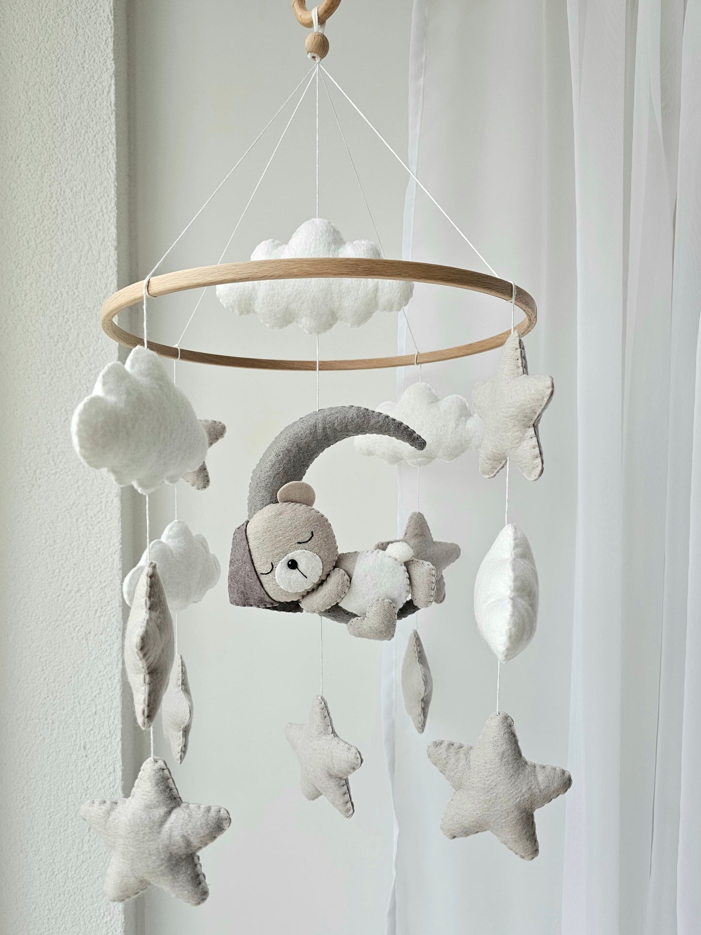 Baby Mobile schlafender Bär mit Mütze grau