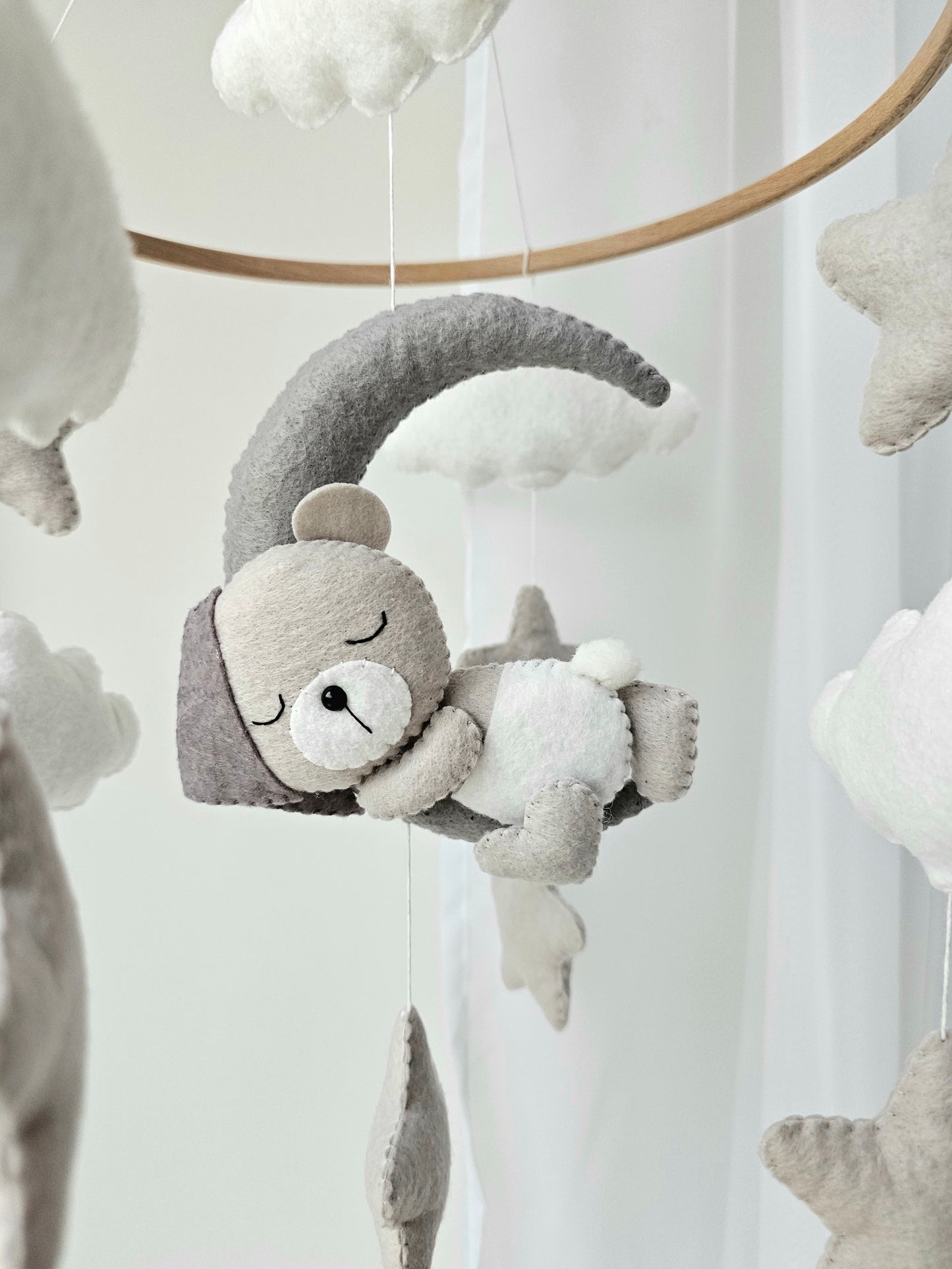 Baby Mobile schlafender Bär mit Mütze grau