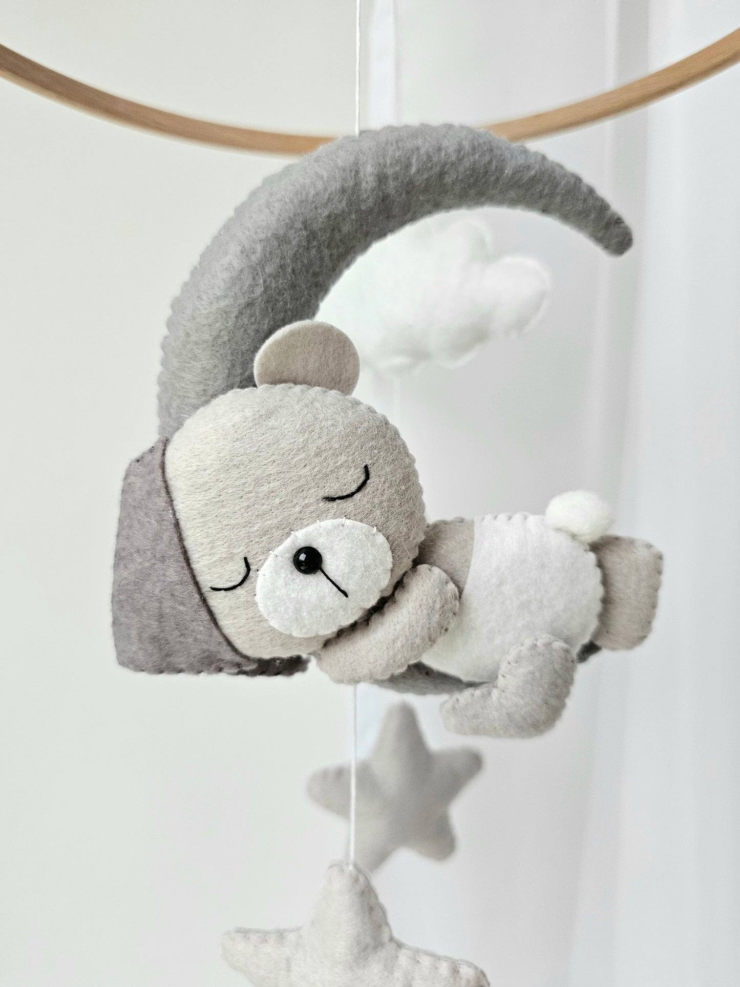 Baby Mobile schlafender Bär mit Mütze grau