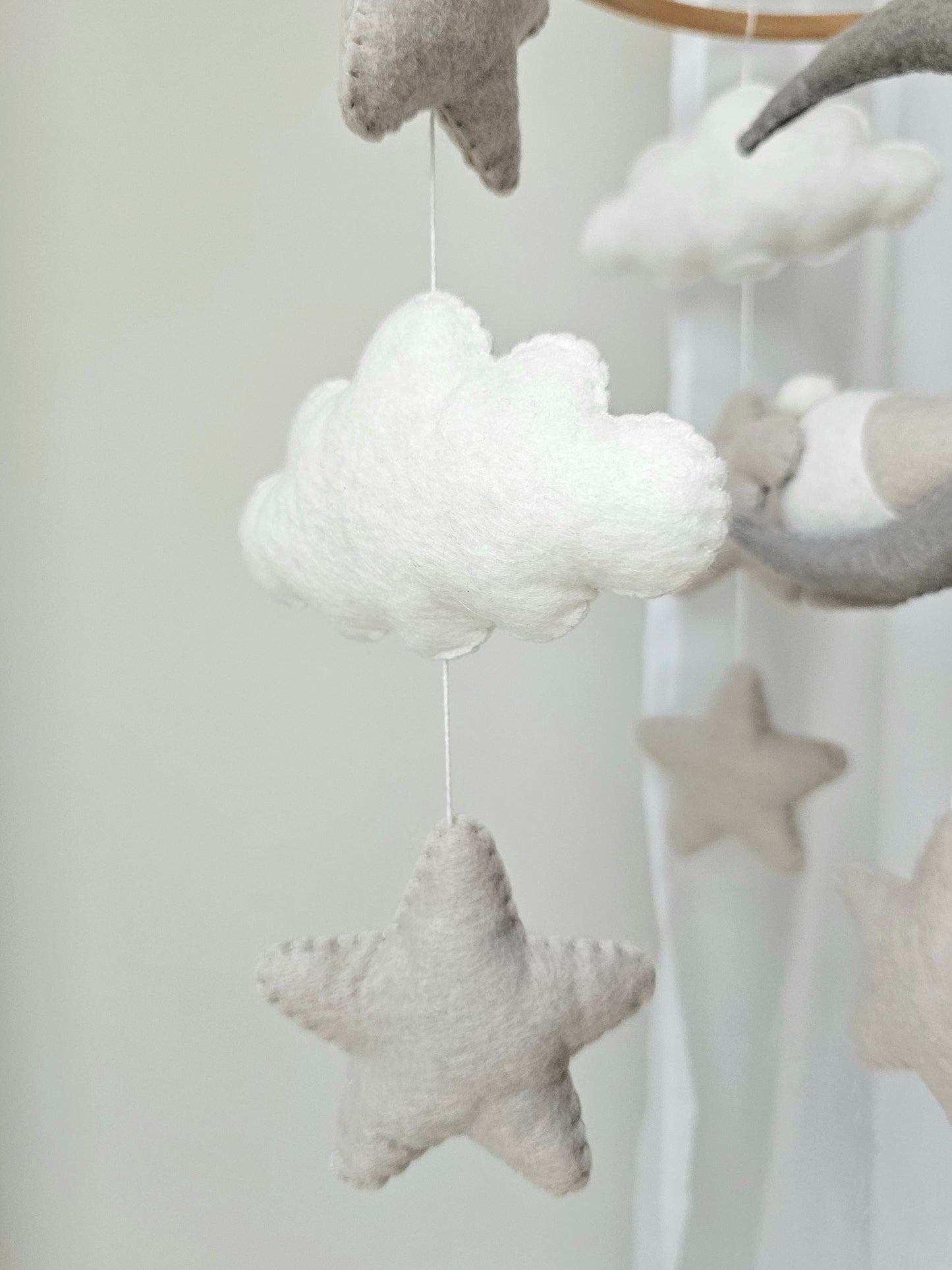 Baby Mobile schlafender Bär mit Mütze grau