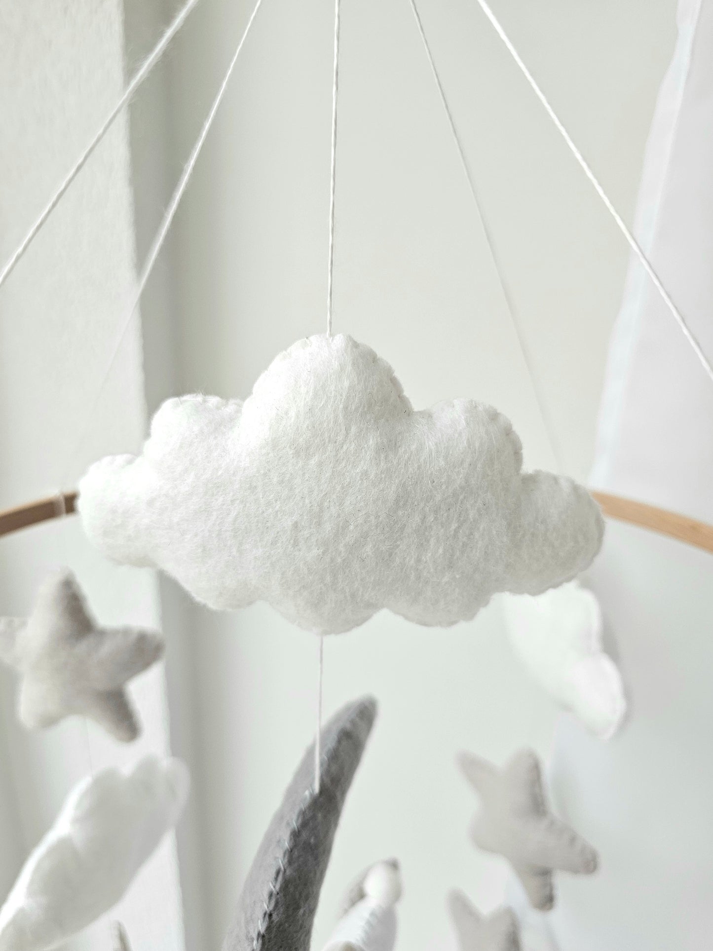 Baby Mobile schlafender Bär mit Mütze grau