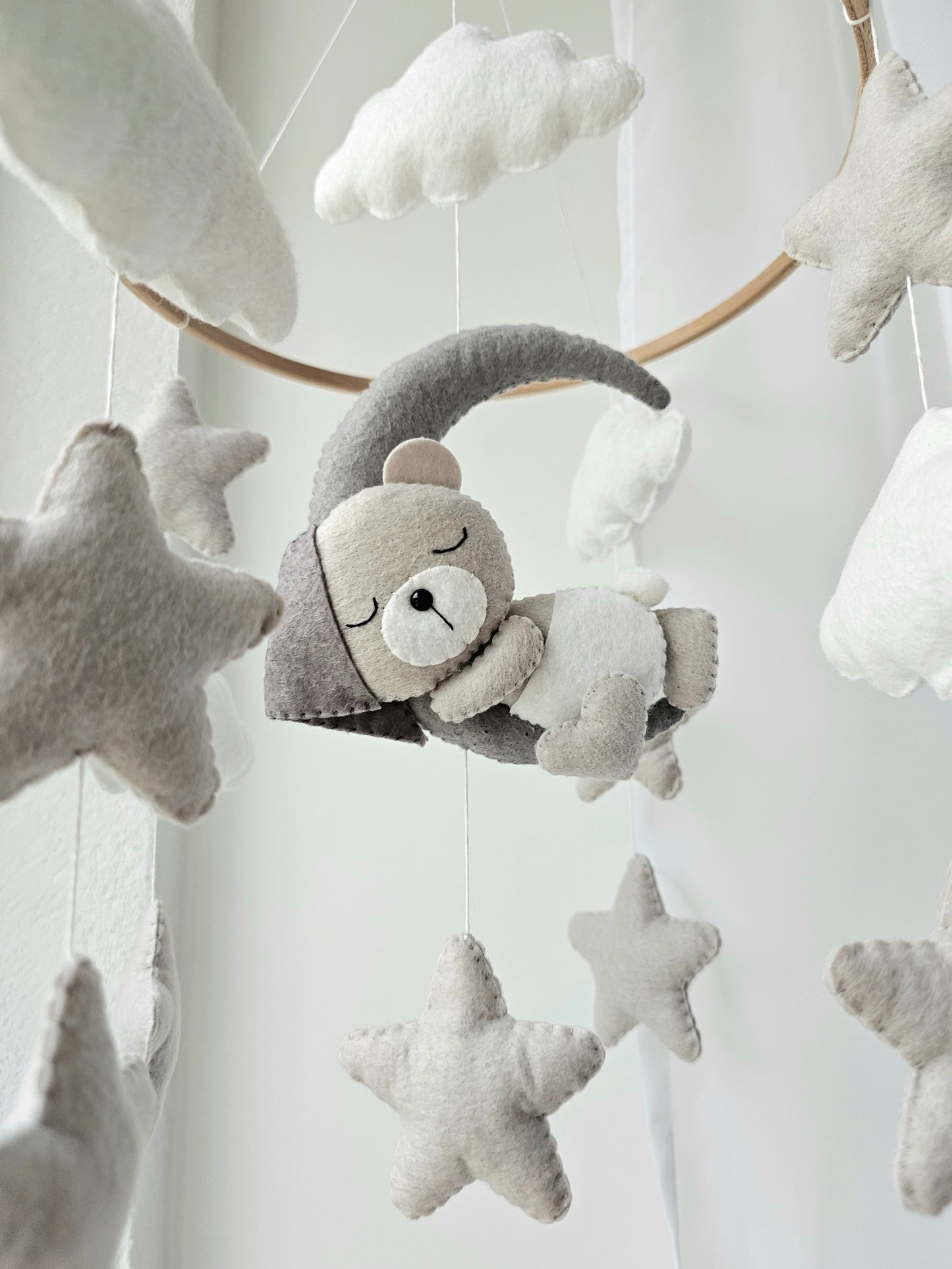 Baby Mobile schlafender Bär mit Mütze grau