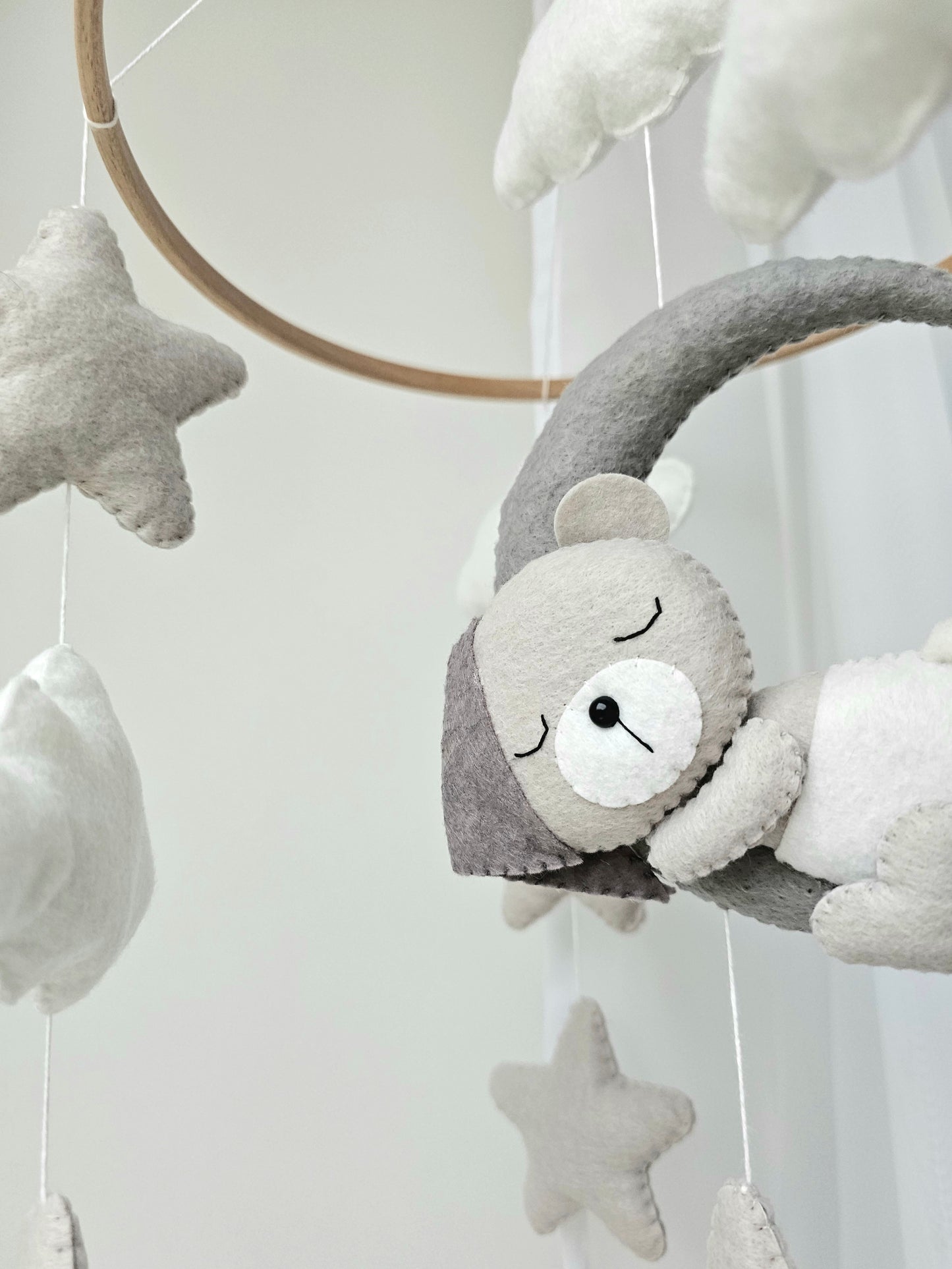 Baby Mobile schlafender Bär mit Mütze grau