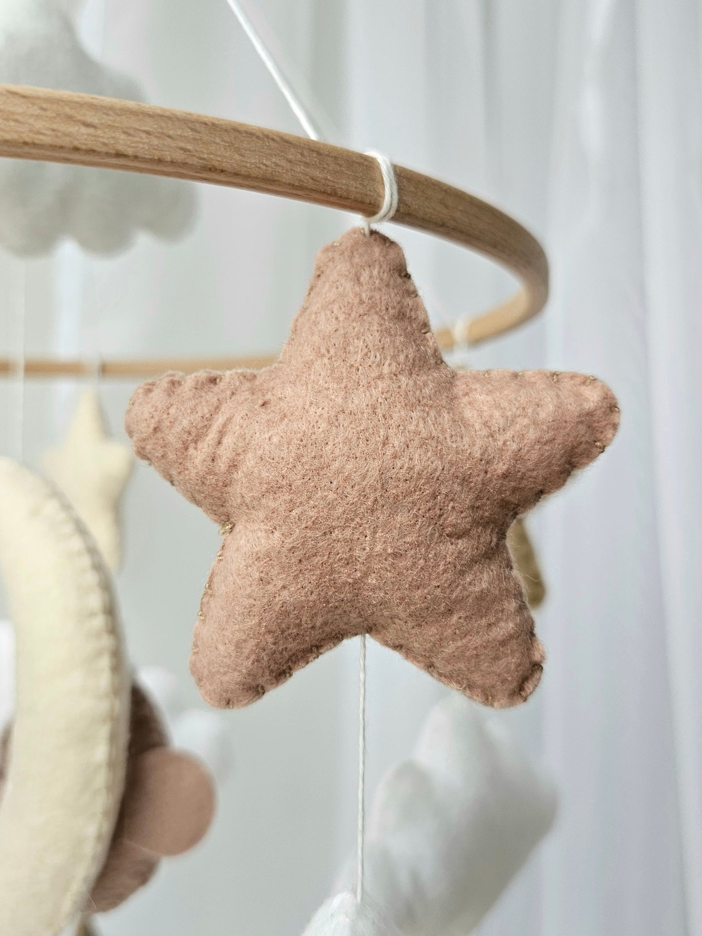 Baby Mobile Mini schlafender Bär mit Mütze weiss