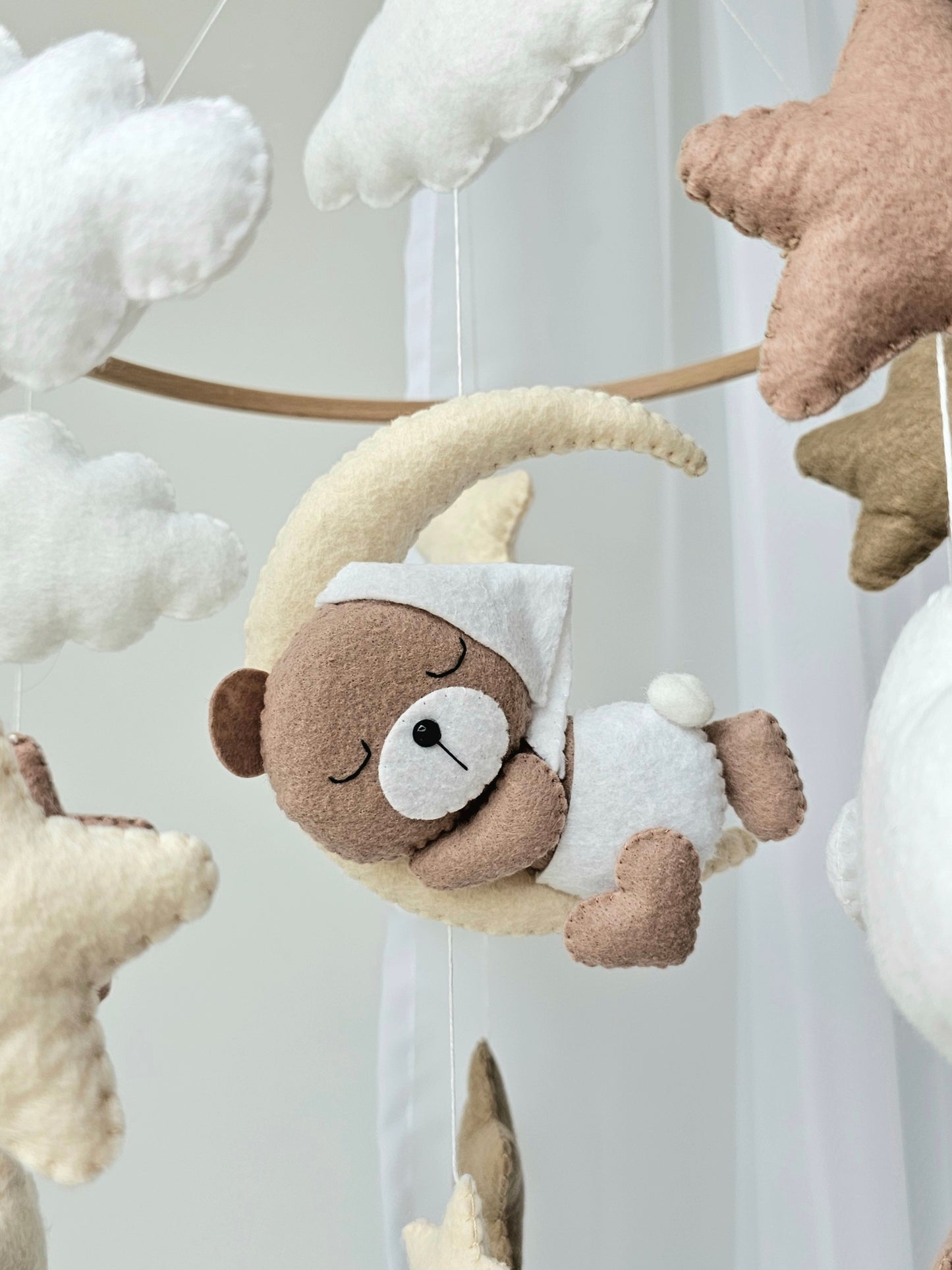 Baby Mobile Mini schlafender Bär mit Mütze weiss