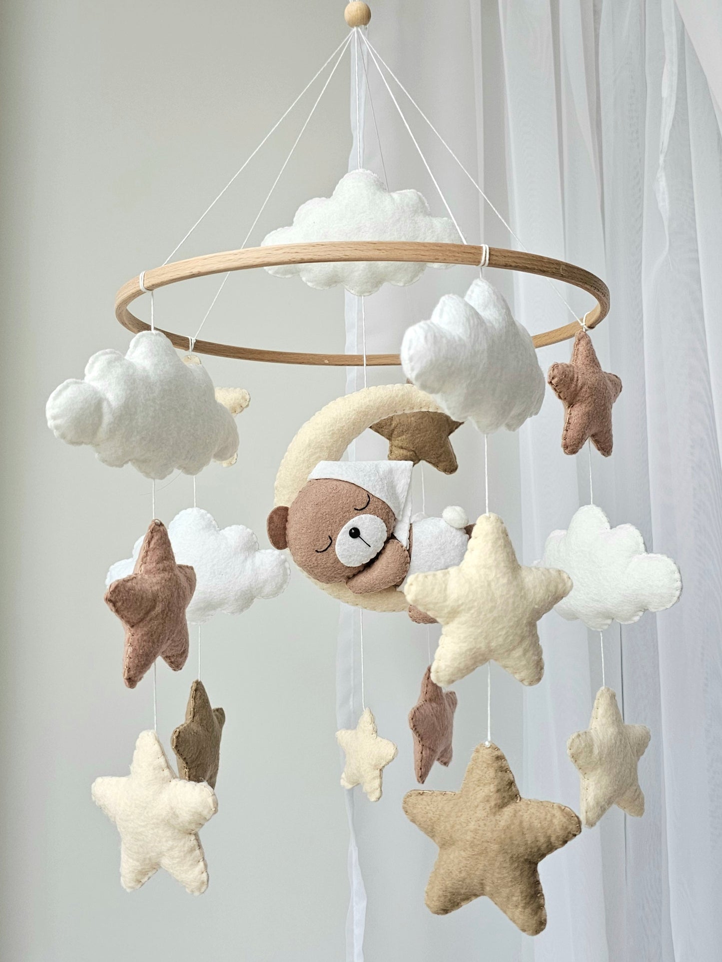 Baby Mobile schlafender Bär mit Mütze weiss