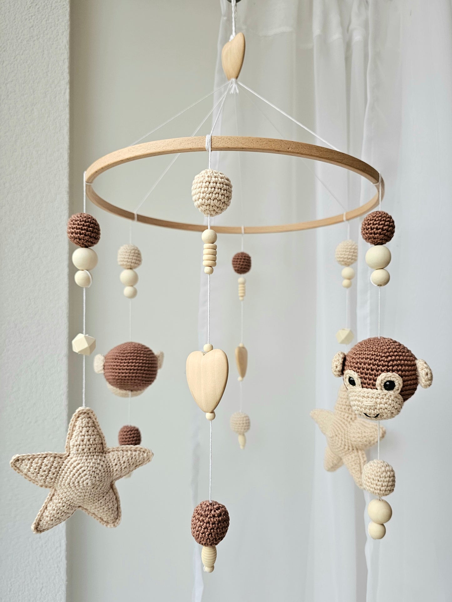 Selbstgemachtes Babymobile mit liebevoll von Hand gehäkelten Figuren und Formen, ideal für das Kinderbett oder den Kinderwagen. Hergestellt aus weichem, hochwertigem Filz in bunten Farben, fördert das Babymobile die visuelle und sensorische Entwicklung des Babys. Leicht und sicher aufzuhängen, schafft es eine beruhigende und kreative Umgebung für Ihr Kind.