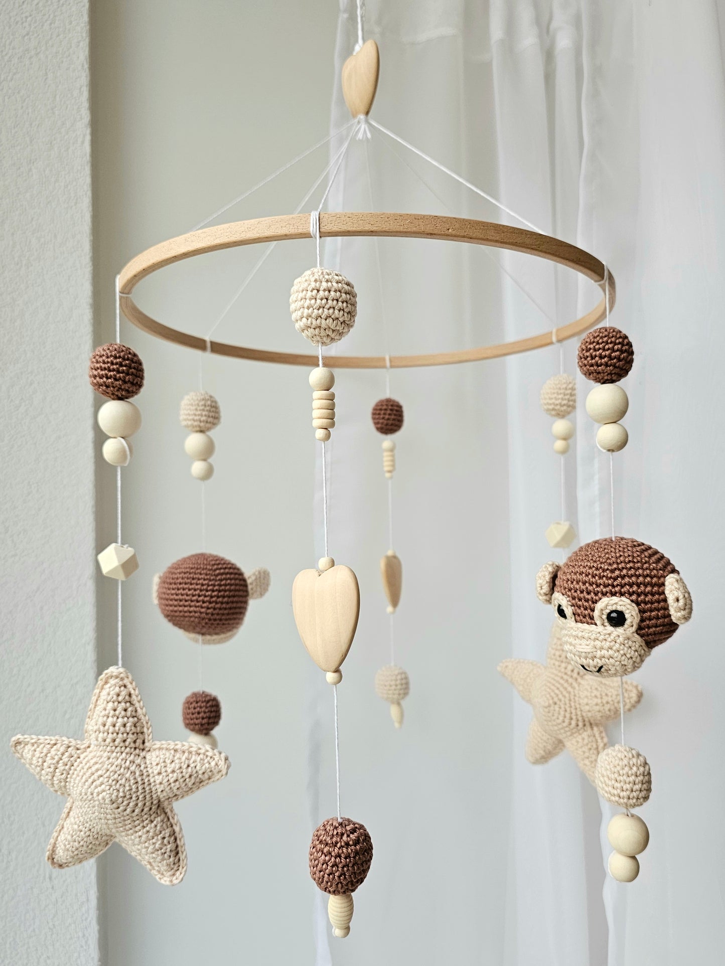 Selbstgemachtes Babymobile mit liebevoll von Hand gehäkelten Figuren und Formen, ideal für das Kinderbett oder den Kinderwagen. Hergestellt aus weichem, hochwertigem Filz in bunten Farben, fördert das Babymobile die visuelle und sensorische Entwicklung des Babys. Leicht und sicher aufzuhängen, schafft es eine beruhigende und kreative Umgebung für Ihr Kind.