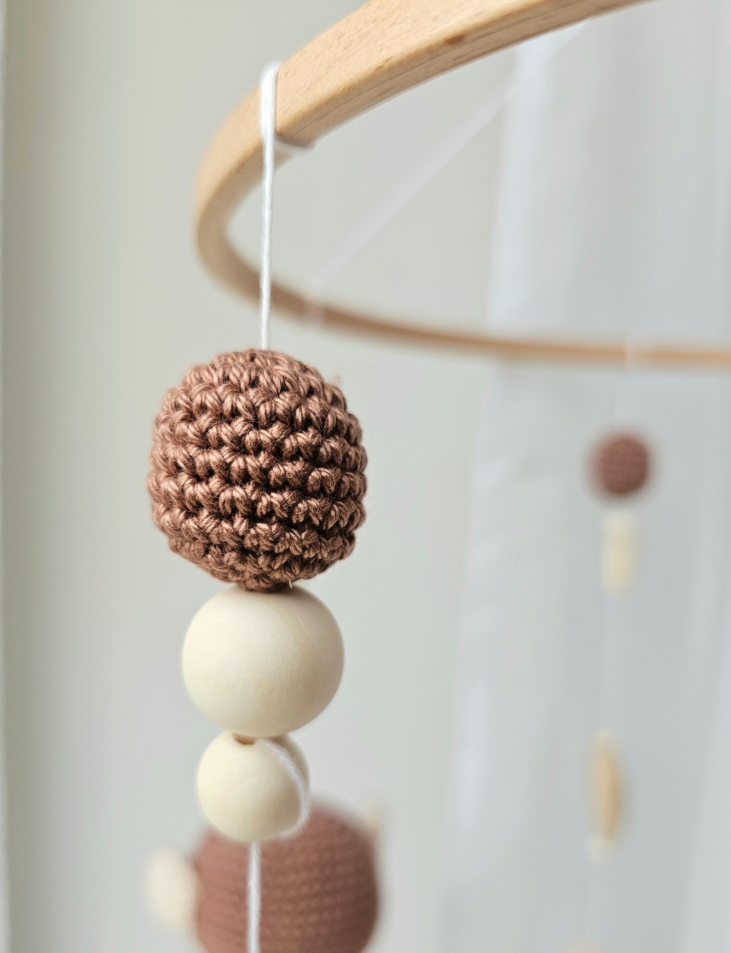 Selbstgemachtes Babymobile mit liebevoll von Hand gehäkelten Figuren und Formen, ideal für das Kinderbett oder den Kinderwagen. Hergestellt aus weichem, hochwertigem Filz in bunten Farben, fördert das Babymobile die visuelle und sensorische Entwicklung des Babys. Leicht und sicher aufzuhängen, schafft es eine beruhigende und kreative Umgebung für Ihr Kind.