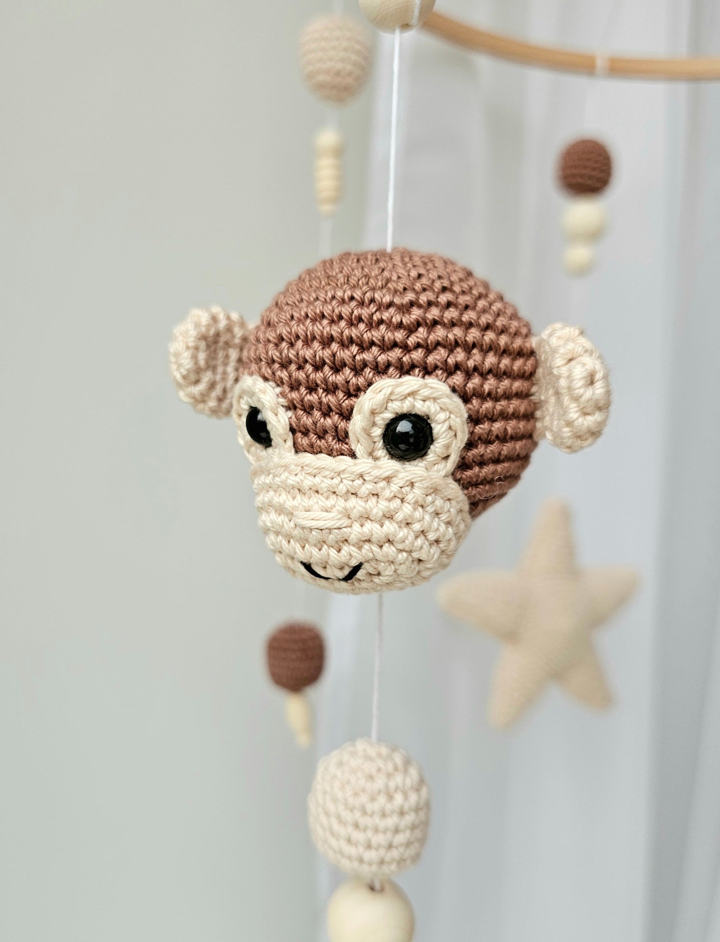 Selbstgemachtes Babymobile mit liebevoll von Hand gehäkelten Figuren und Formen, ideal für das Kinderbett oder den Kinderwagen. Hergestellt aus weichem, hochwertigem Filz in bunten Farben, fördert das Babymobile die visuelle und sensorische Entwicklung des Babys. Leicht und sicher aufzuhängen, schafft es eine beruhigende und kreative Umgebung für Ihr Kind.