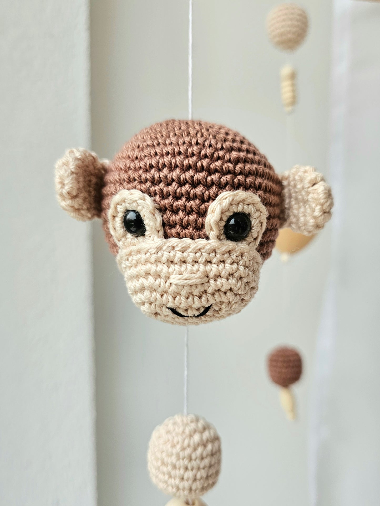 Selbstgemachtes Babymobile mit liebevoll von Hand gehäkelten Figuren und Formen, ideal für das Kinderbett oder den Kinderwagen. Hergestellt aus weichem, hochwertigem Filz in bunten Farben, fördert das Babymobile die visuelle und sensorische Entwicklung des Babys. Leicht und sicher aufzuhängen, schafft es eine beruhigende und kreative Umgebung für Ihr Kind.