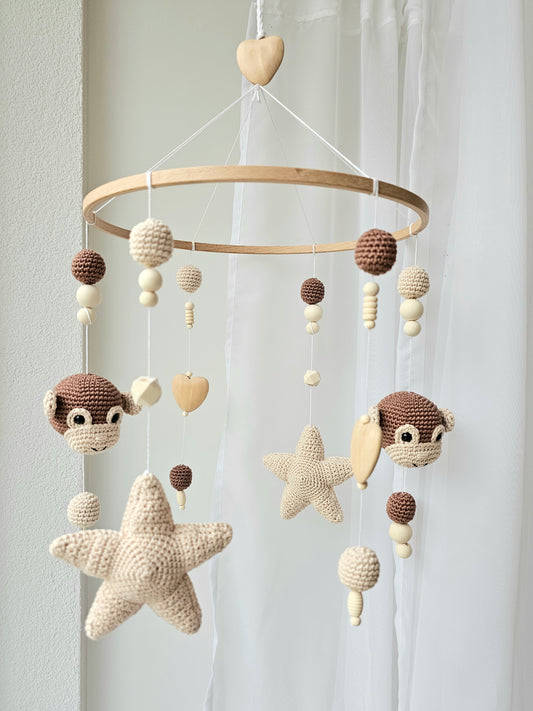 Selbstgemachtes Babymobile mit liebevoll von Hand gehäkelten Figuren und Formen, ideal für das Kinderbett oder den Kinderwagen. Hergestellt aus weichem, hochwertigem Filz in bunten Farben, fördert das Babymobile die visuelle und sensorische Entwicklung des Babys. Leicht und sicher aufzuhängen, schafft es eine beruhigende und kreative Umgebung für Ihr Kind.
