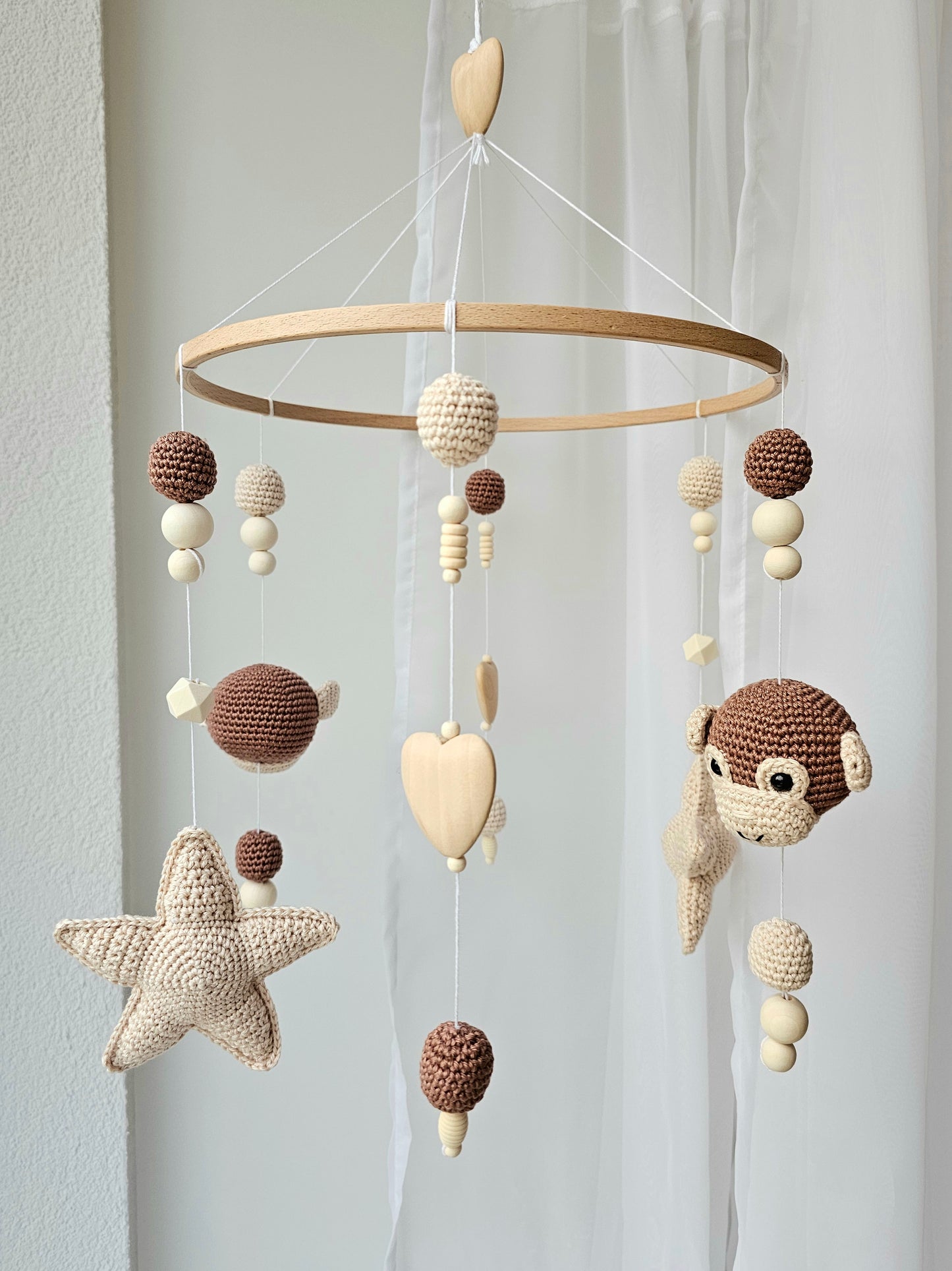 Selbstgemachtes Babymobile mit liebevoll von Hand gehäkelten Figuren und Formen, ideal für das Kinderbett oder den Kinderwagen. Hergestellt aus weichem, hochwertigem Filz in bunten Farben, fördert das Babymobile die visuelle und sensorische Entwicklung des Babys. Leicht und sicher aufzuhängen, schafft es eine beruhigende und kreative Umgebung für Ihr Kind.
