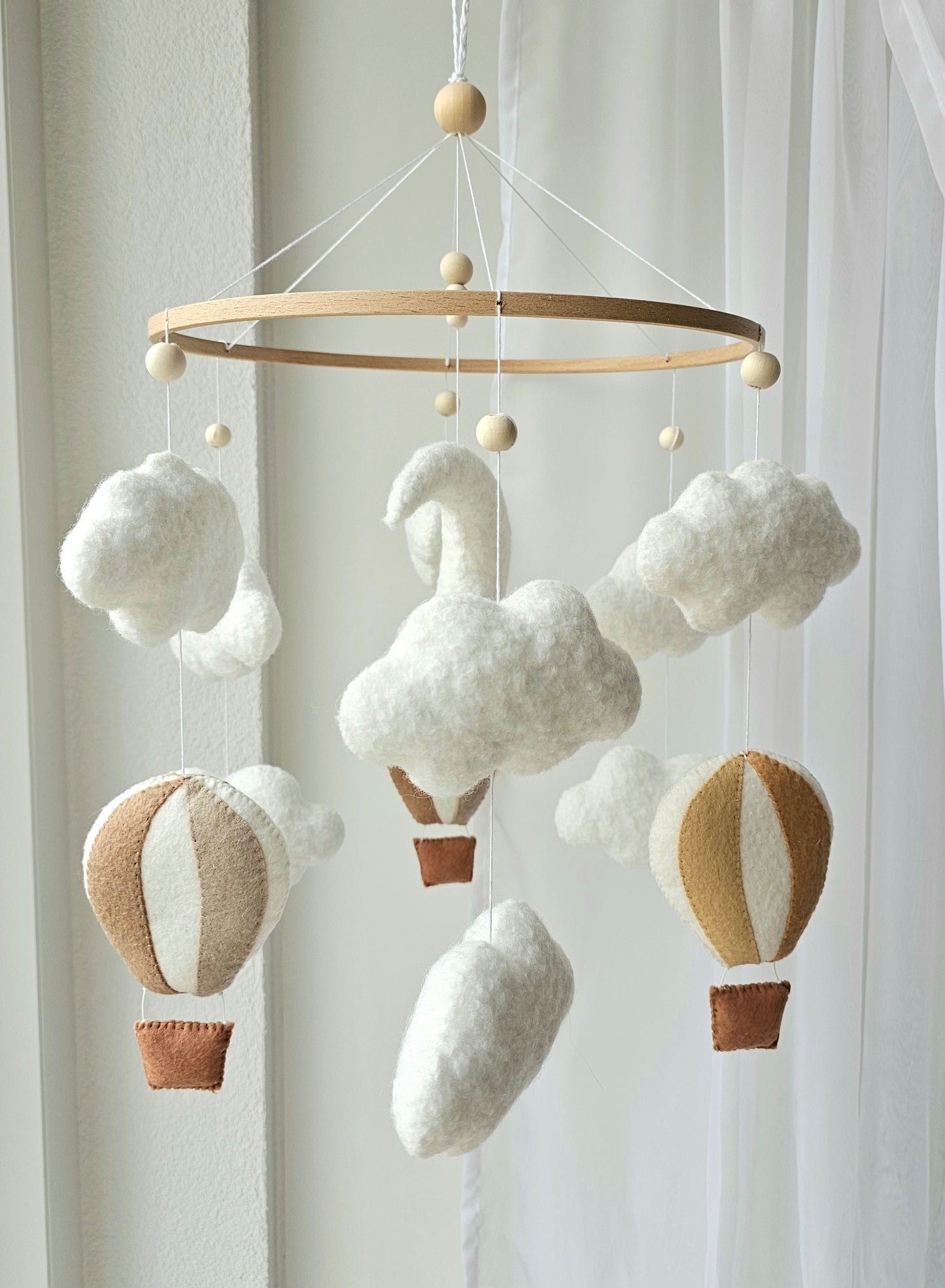 Selbstgemachtes Babymobile mit liebevoll handgefertigten Figuren und Formen, ideal für das Kinderbett oder den Kinderwagen. Hergestellt aus weichem, hochwertigem Filz in bunten Farben, fördert das Babymobile die visuelle und sensorische Entwicklung des Babys. Leicht und sicher aufzuhängen, schafft es eine beruhigende und kreative Umgebung für Ihr Kind.