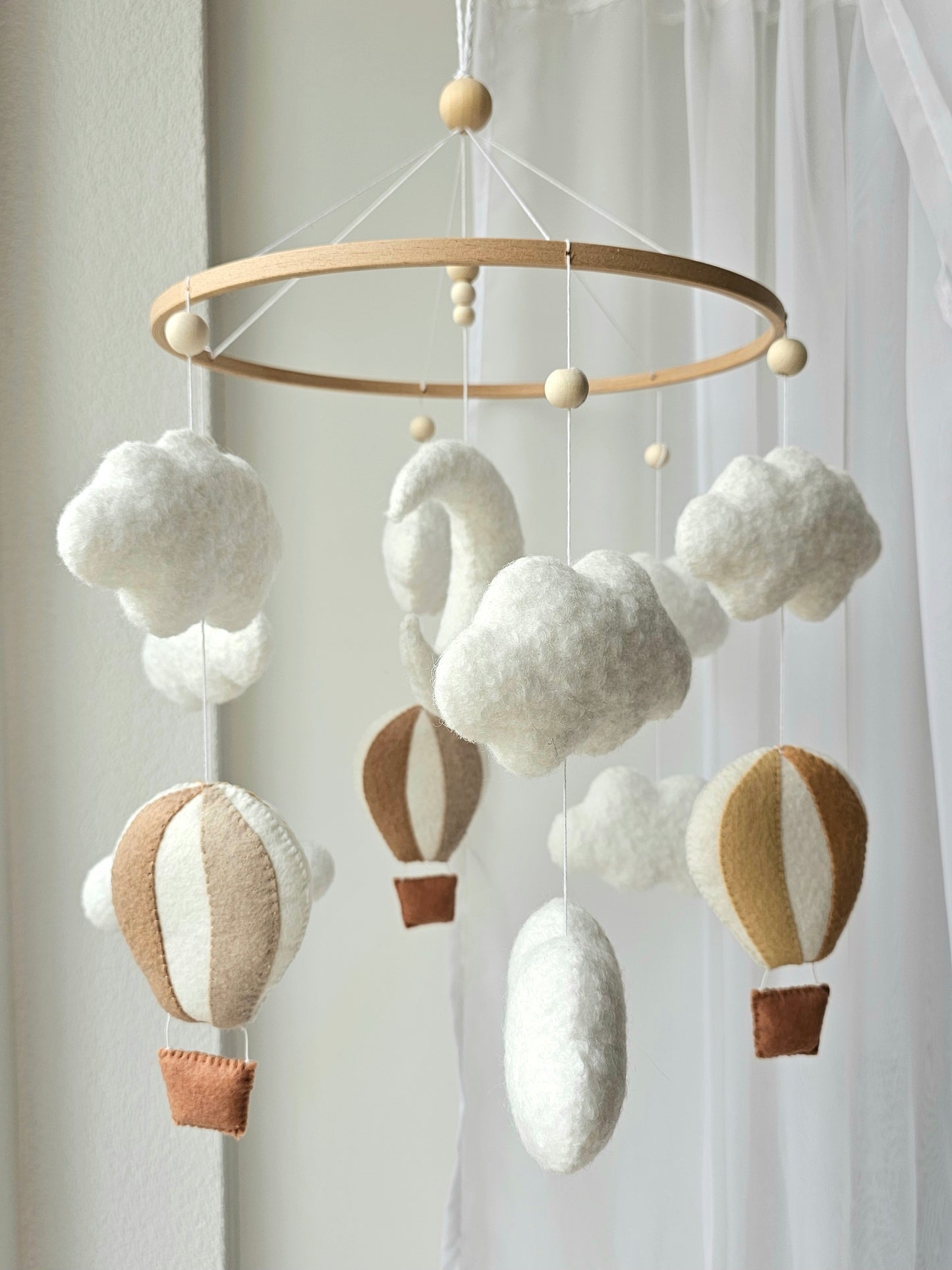 Selbstgemachtes Babymobile mit liebevoll handgefertigten Figuren und Formen, ideal für das Kinderbett oder den Kinderwagen. Hergestellt aus weichem, hochwertigem Filz in bunten Farben, fördert das Babymobile die visuelle und sensorische Entwicklung des Babys. Leicht und sicher aufzuhängen, schafft es eine beruhigende und kreative Umgebung für Ihr Kind.