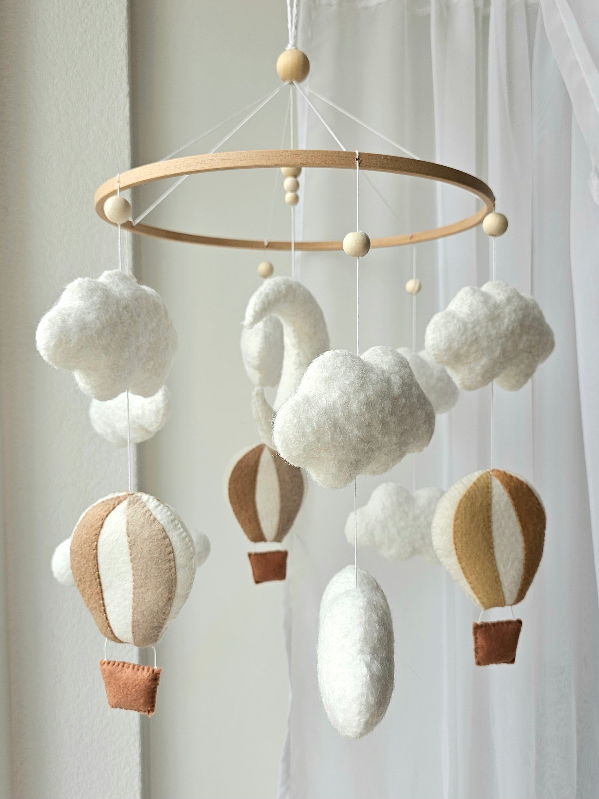 Selbstgemachtes Babymobile mit liebevoll handgefertigten Figuren und Formen, ideal für das Kinderbett oder den Kinderwagen. Hergestellt aus weichem, hochwertigem Filz in bunten Farben, fördert das Babymobile die visuelle und sensorische Entwicklung des Babys. Leicht und sicher aufzuhängen, schafft es eine beruhigende und kreative Umgebung für Ihr Kind.