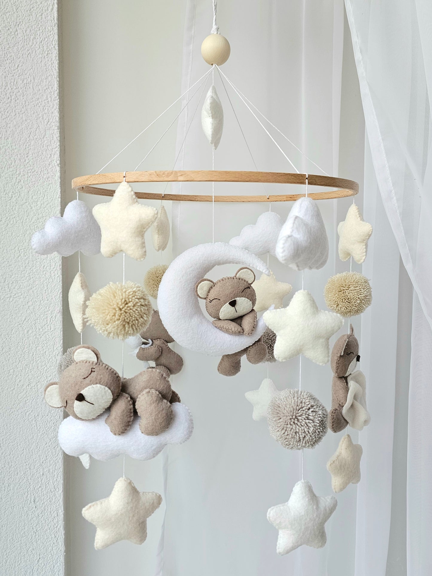 Selbstgemachtes Babymobile mit liebevoll handgefertigten Figuren und Formen, ideal für das Kinderbett oder den Kinderwagen. Hergestellt aus weichem, hochwertigem Filz in bunten Farben, fördert das Babymobile die visuelle und sensorische Entwicklung des Babys. Leicht und sicher aufzuhängen, schafft es eine beruhigende und kreative Umgebung für Ihr Kind.