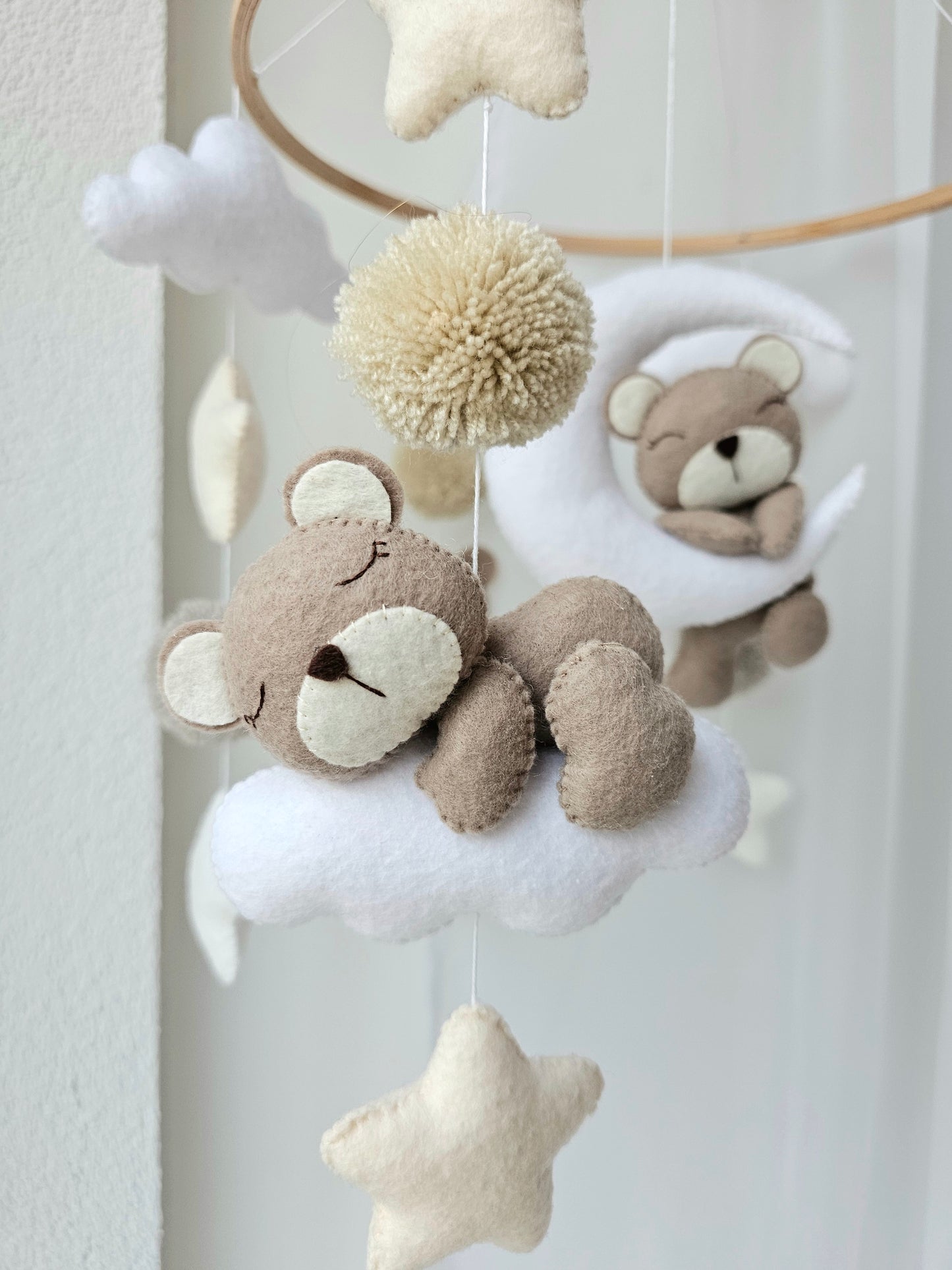 Selbstgemachtes Babymobile mit liebevoll handgefertigten Figuren und Formen, ideal für das Kinderbett oder den Kinderwagen. Hergestellt aus weichem, hochwertigem Filz in bunten Farben, fördert das Babymobile die visuelle und sensorische Entwicklung des Babys. Leicht und sicher aufzuhängen, schafft es eine beruhigende und kreative Umgebung für Ihr Kind.