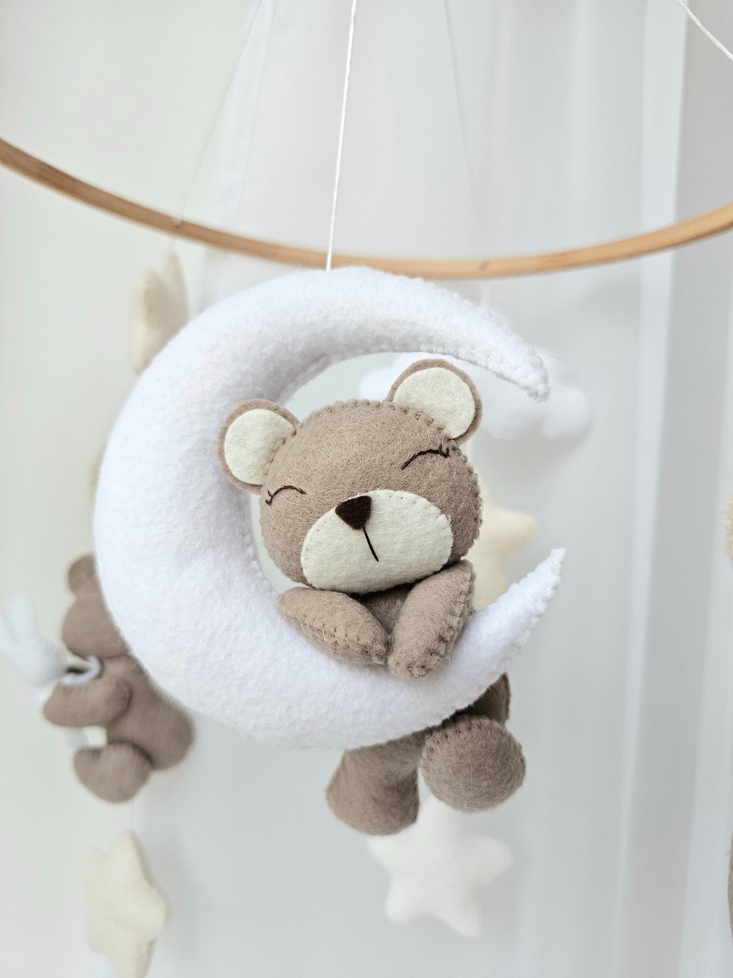 Selbstgemachtes Babymobile mit liebevoll handgefertigten Figuren und Formen, ideal für das Kinderbett oder den Kinderwagen. Hergestellt aus weichem, hochwertigem Filz in bunten Farben, fördert das Babymobile die visuelle und sensorische Entwicklung des Babys. Leicht und sicher aufzuhängen, schafft es eine beruhigende und kreative Umgebung für Ihr Kind.