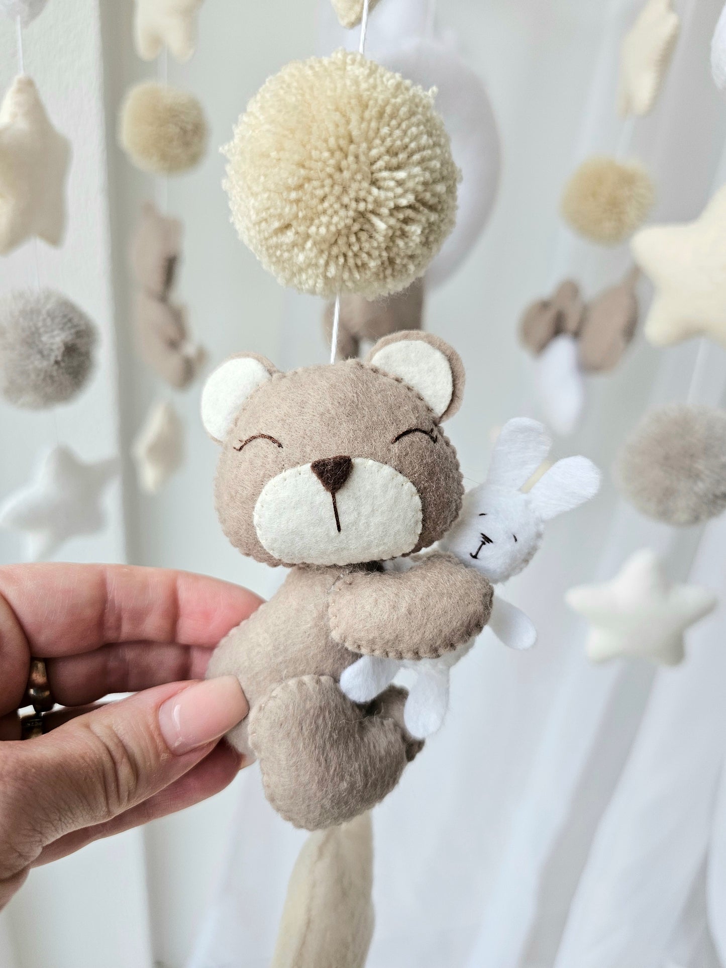 Selbstgemachtes Babymobile mit liebevoll handgefertigten Figuren und Formen, ideal für das Kinderbett oder den Kinderwagen. Hergestellt aus weichem, hochwertigem Filz in bunten Farben, fördert das Babymobile die visuelle und sensorische Entwicklung des Babys. Leicht und sicher aufzuhängen, schafft es eine beruhigende und kreative Umgebung für Ihr Kind.