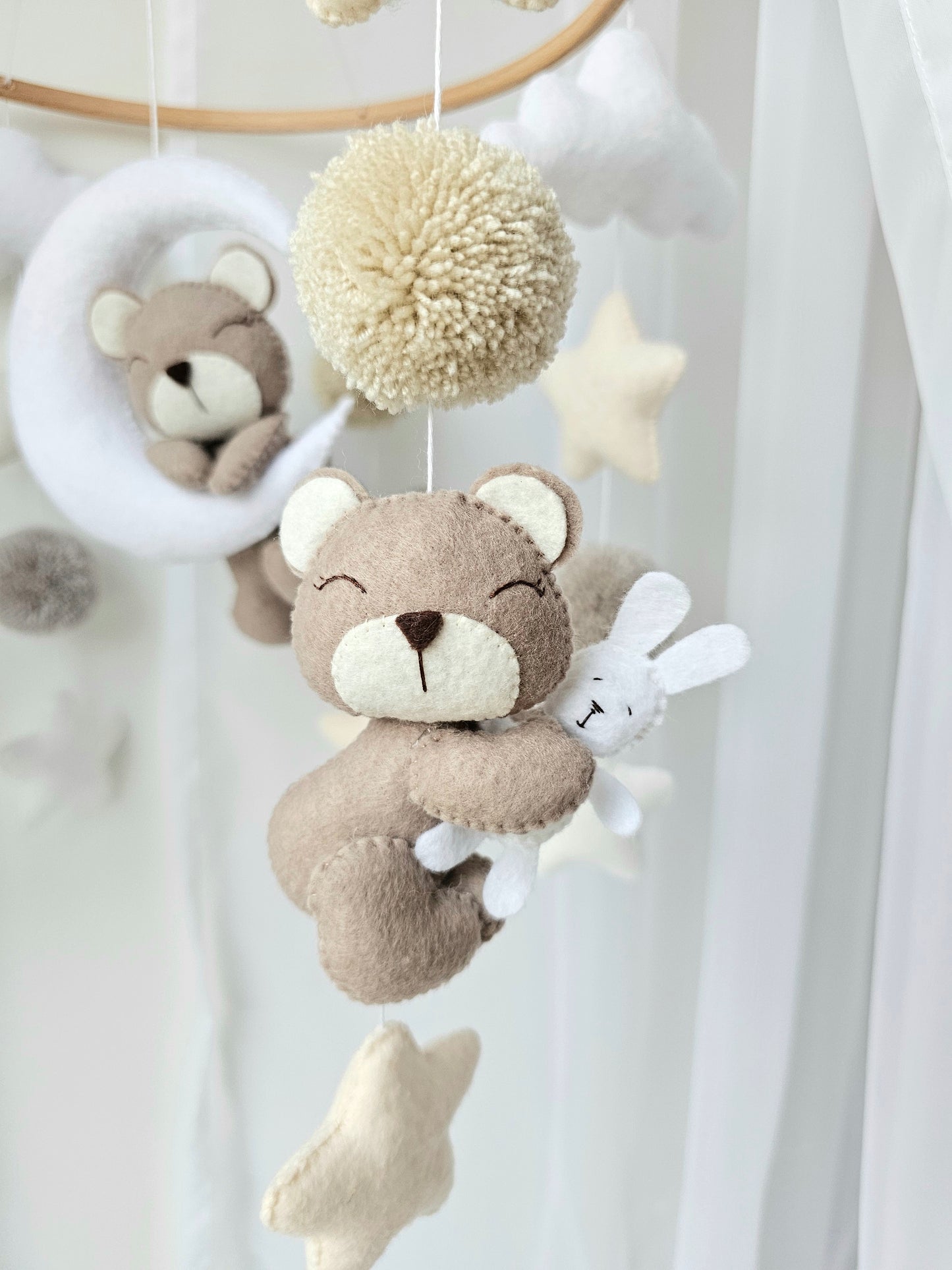 Selbstgemachtes Babymobile mit liebevoll handgefertigten Figuren und Formen, ideal für das Kinderbett oder den Kinderwagen. Hergestellt aus weichem, hochwertigem Filz in bunten Farben, fördert das Babymobile die visuelle und sensorische Entwicklung des Babys. Leicht und sicher aufzuhängen, schafft es eine beruhigende und kreative Umgebung für Ihr Kind.