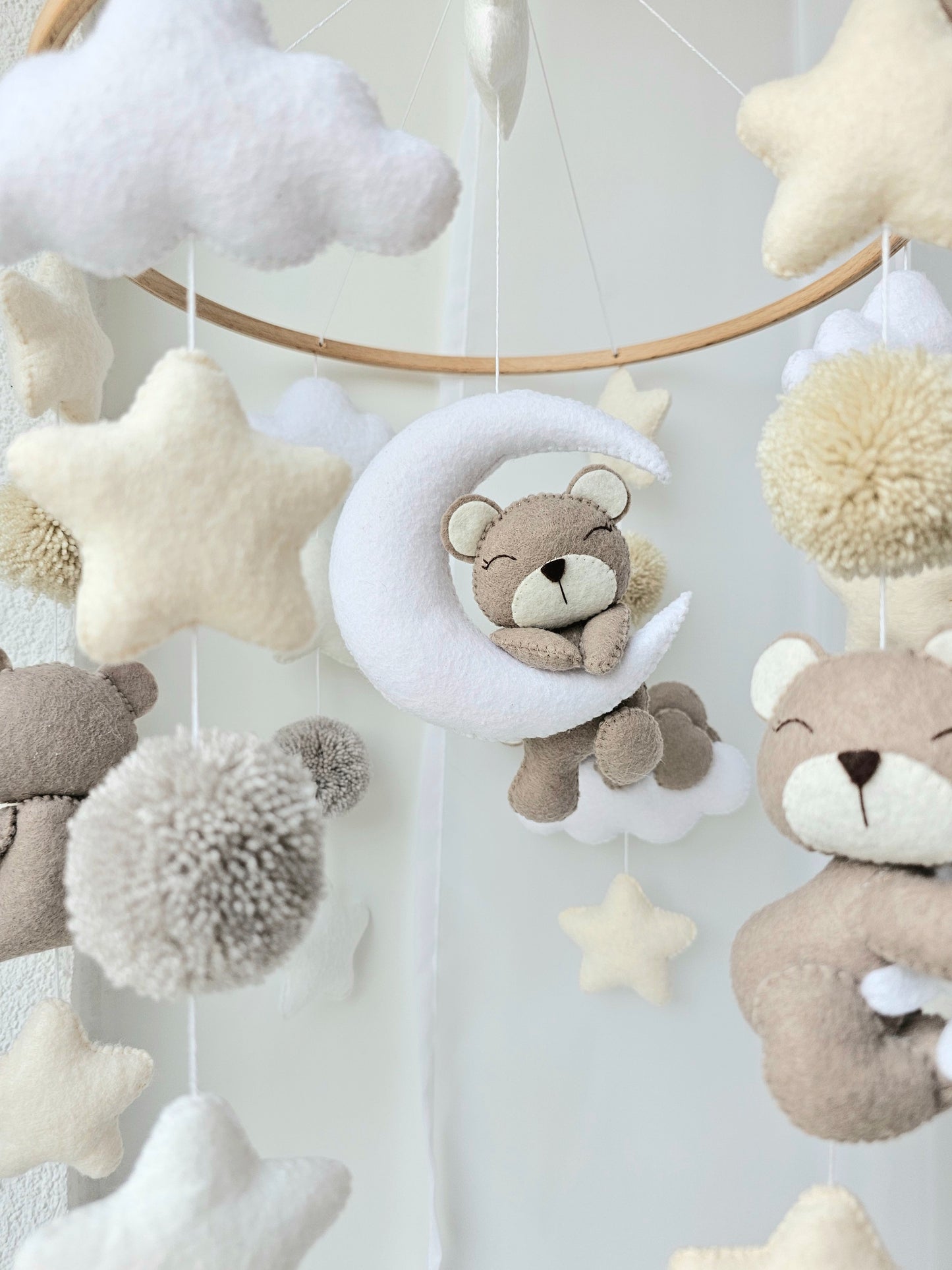 Selbstgemachtes Babymobile mit liebevoll handgefertigten Figuren und Formen, ideal für das Kinderbett oder den Kinderwagen. Hergestellt aus weichem, hochwertigem Filz in bunten Farben, fördert das Babymobile die visuelle und sensorische Entwicklung des Babys. Leicht und sicher aufzuhängen, schafft es eine beruhigende und kreative Umgebung für Ihr Kind.