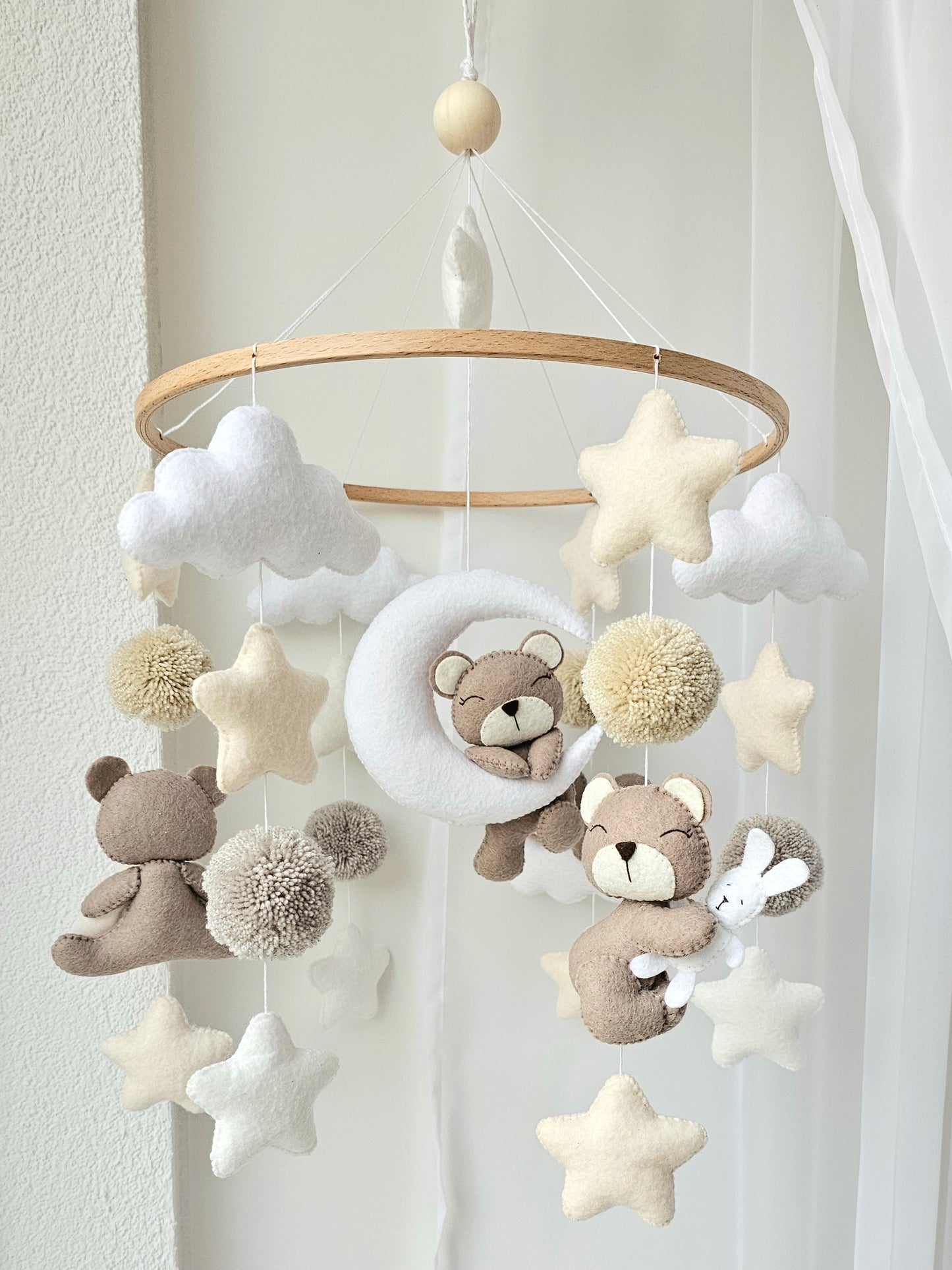 Selbstgemachtes Babymobile mit liebevoll handgefertigten Figuren und Formen, ideal für das Kinderbett oder den Kinderwagen. Hergestellt aus weichem, hochwertigem Filz in bunten Farben, fördert das Babymobile die visuelle und sensorische Entwicklung des Babys. Leicht und sicher aufzuhängen, schafft es eine beruhigende und kreative Umgebung für Ihr Kind.