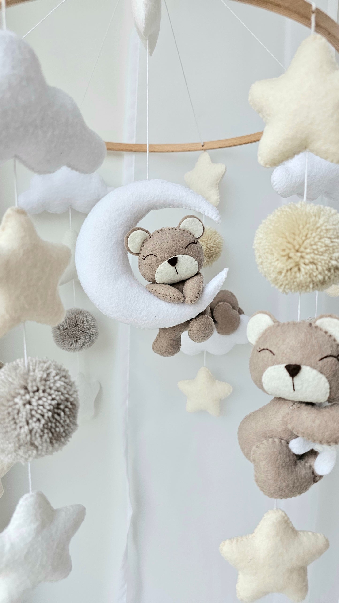 Selbstgemachtes Babymobile mit liebevoll handgefertigten Figuren und Formen, ideal für das Kinderbett oder den Kinderwagen. Hergestellt aus weichem, hochwertigem Filz in bunten Farben, fördert das Babymobile die visuelle und sensorische Entwicklung des Babys. Leicht und sicher aufzuhängen, schafft es eine beruhigende und kreative Umgebung für Ihr Kind.