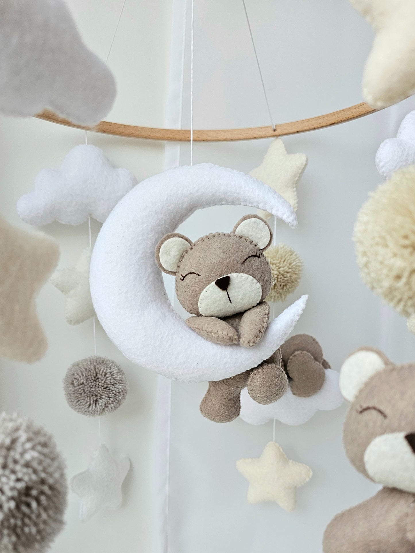Selbstgemachtes Babymobile mit liebevoll handgefertigten Figuren und Formen, ideal für das Kinderbett oder den Kinderwagen. Hergestellt aus weichem, hochwertigem Filz in bunten Farben, fördert das Babymobile die visuelle und sensorische Entwicklung des Babys. Leicht und sicher aufzuhängen, schafft es eine beruhigende und kreative Umgebung für Ihr Kind.