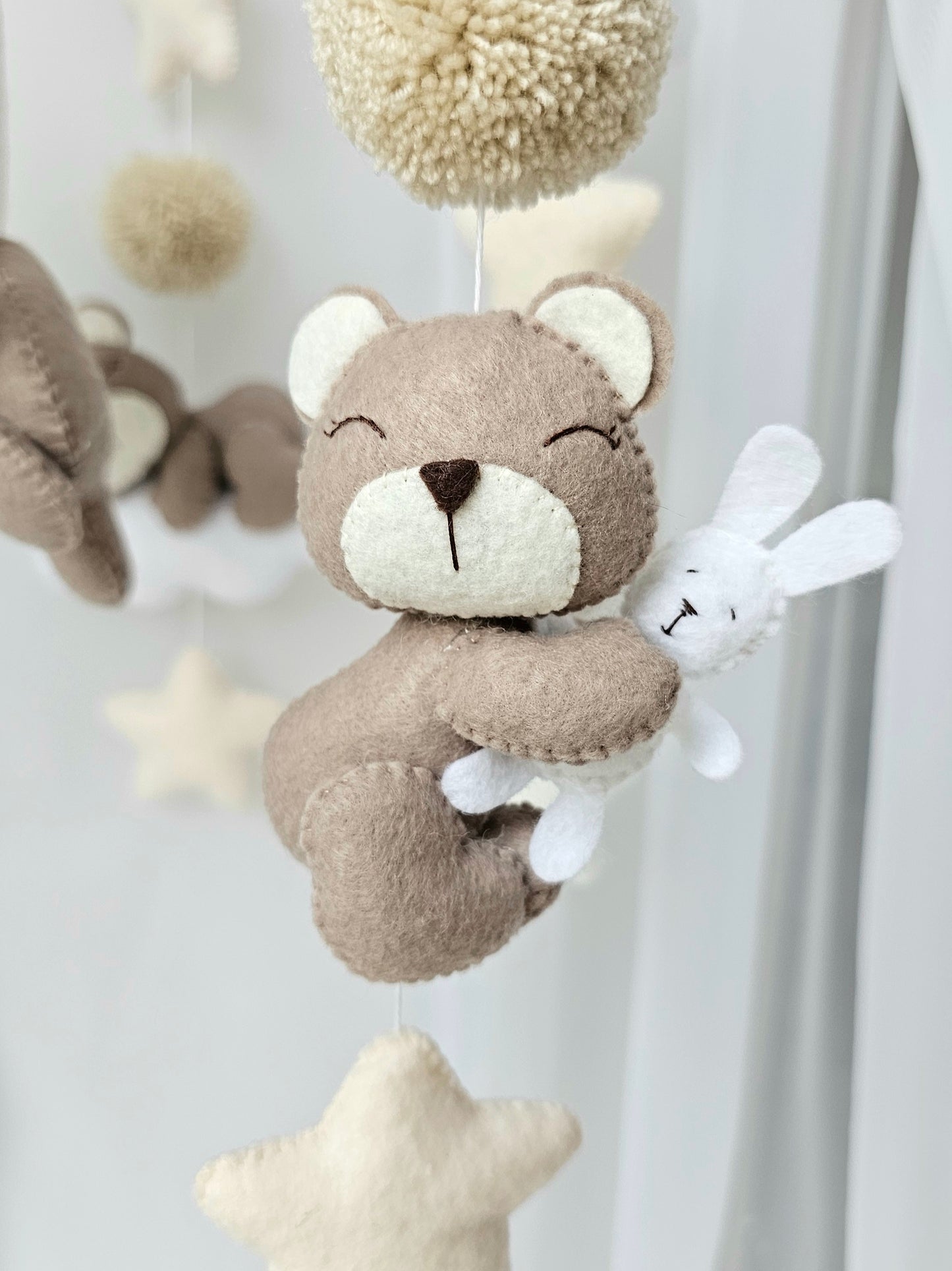 Selbstgemachtes Babymobile mit liebevoll handgefertigten Figuren und Formen, ideal für das Kinderbett oder den Kinderwagen. Hergestellt aus weichem, hochwertigem Filz in bunten Farben, fördert das Babymobile die visuelle und sensorische Entwicklung des Babys. Leicht und sicher aufzuhängen, schafft es eine beruhigende und kreative Umgebung für Ihr Kind.