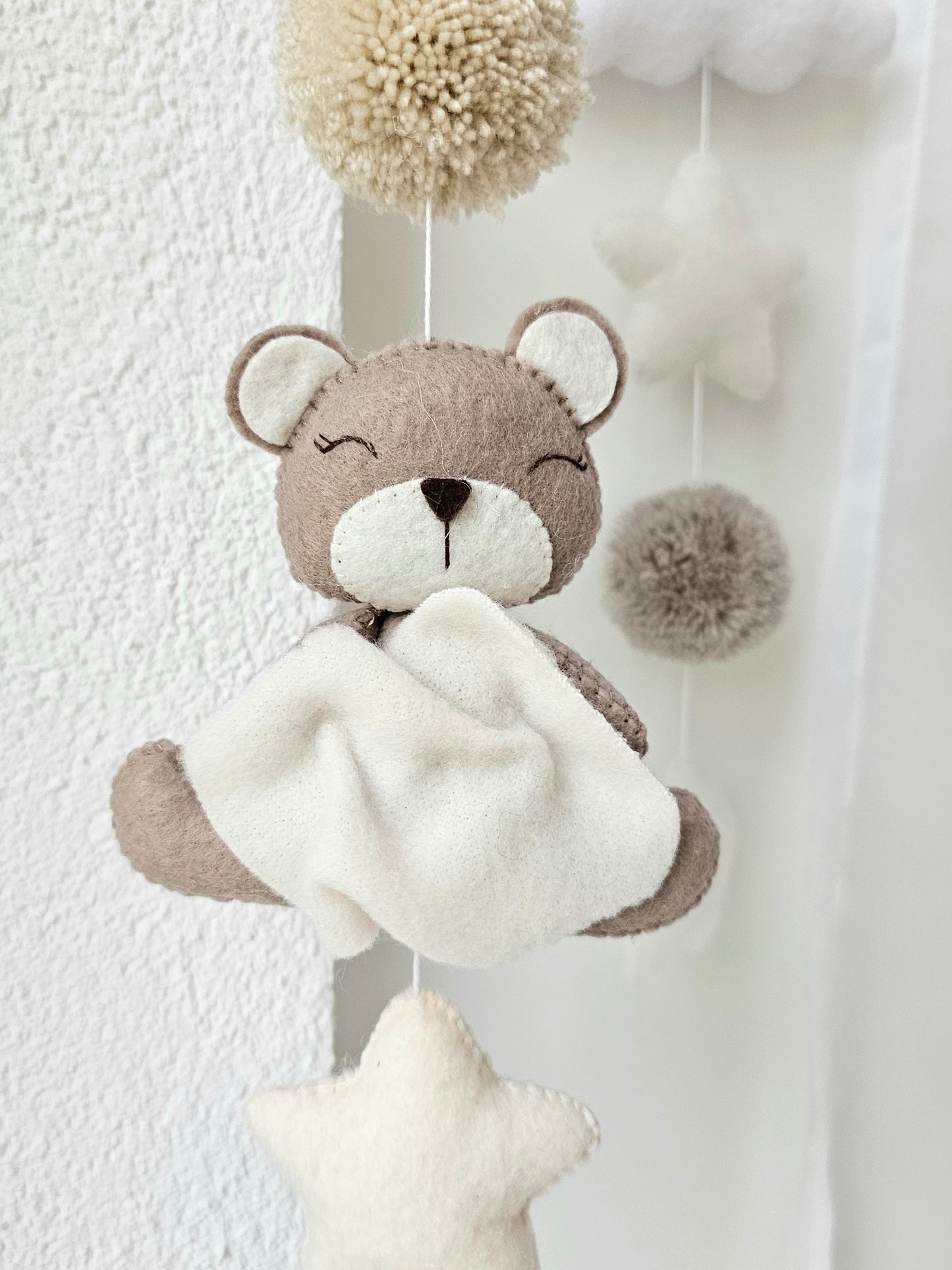 Selbstgemachtes Babymobile mit liebevoll handgefertigten Figuren und Formen, ideal für das Kinderbett oder den Kinderwagen. Hergestellt aus weichem, hochwertigem Filz in bunten Farben, fördert das Babymobile die visuelle und sensorische Entwicklung des Babys. Leicht und sicher aufzuhängen, schafft es eine beruhigende und kreative Umgebung für Ihr Kind.