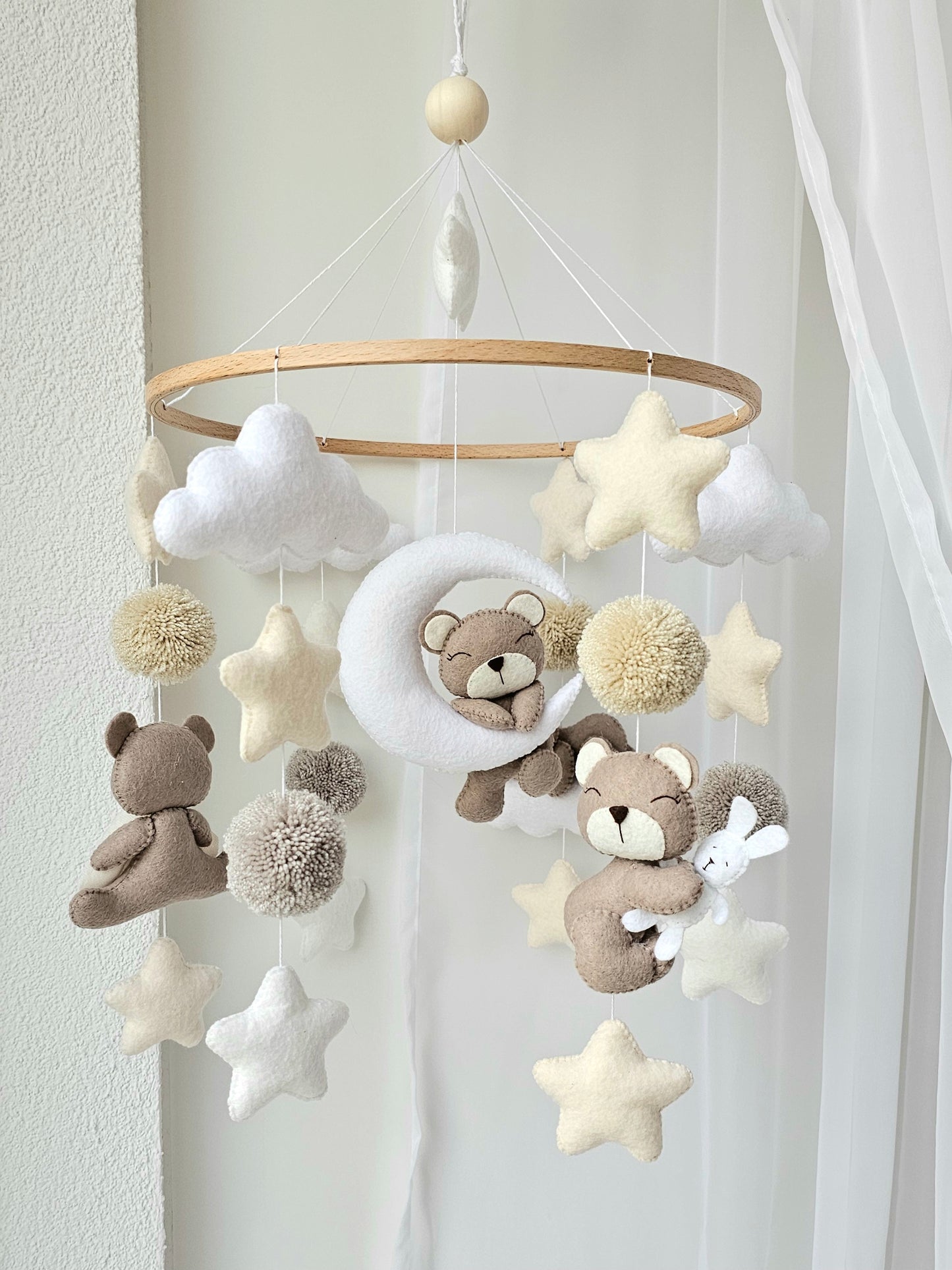 Selbstgemachtes Babymobile mit liebevoll handgefertigten Figuren und Formen, ideal für das Kinderbett oder den Kinderwagen. Hergestellt aus weichem, hochwertigem Filz in bunten Farben, fördert das Babymobile die visuelle und sensorische Entwicklung des Babys. Leicht und sicher aufzuhängen, schafft es eine beruhigende und kreative Umgebung für Ihr Kind.