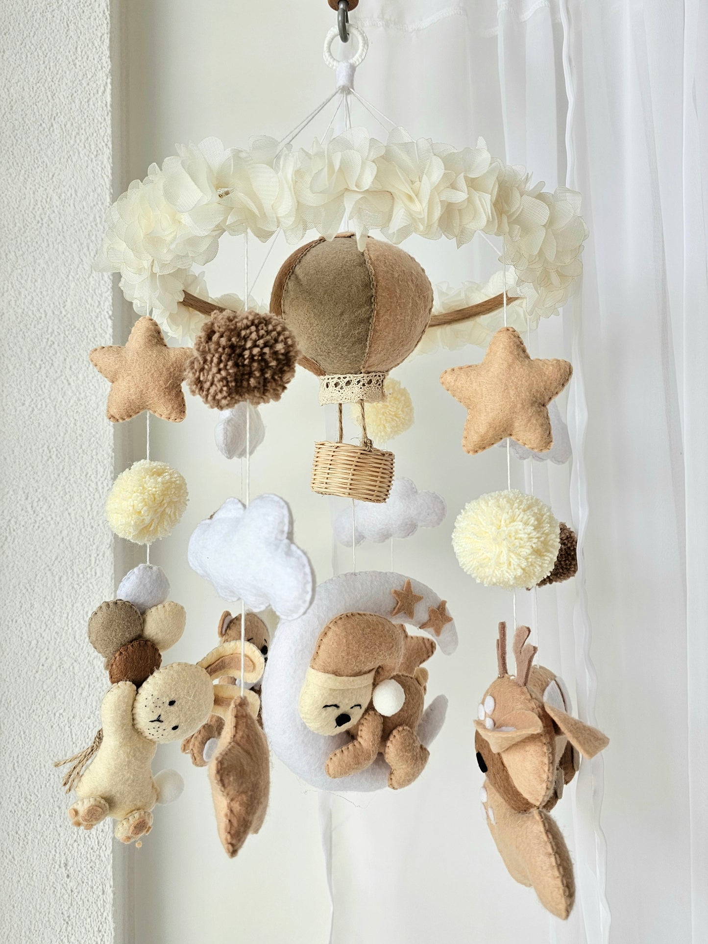 Selbstgemachtes Babymobile mit liebevoll handgefertigten Figuren und Formen, ideal für das Kinderbett oder den Kinderwagen. Hergestellt aus weichem, hochwertigem Filz in bunten Farben, fördert das Babymobile die visuelle und sensorische Entwicklung des Babys. Leicht und sicher aufzuhängen, schafft es eine beruhigende und kreative Umgebung für Ihr Kind.