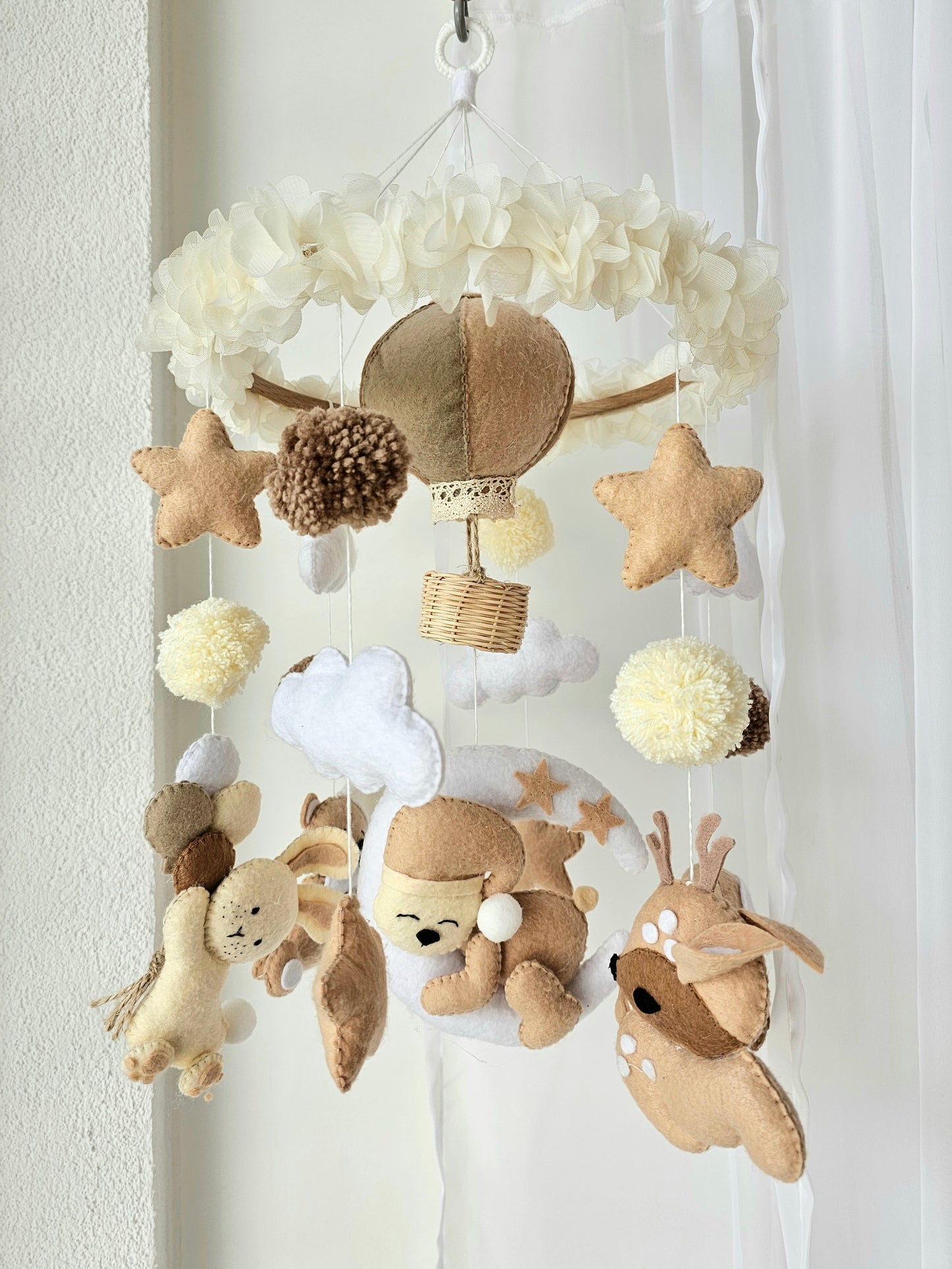 Selbstgemachtes Babymobile mit liebevoll handgefertigten Figuren und Formen, ideal für das Kinderbett oder den Kinderwagen. Hergestellt aus weichem, hochwertigem Filz in bunten Farben, fördert das Babymobile die visuelle und sensorische Entwicklung des Babys. Leicht und sicher aufzuhängen, schafft es eine beruhigende und kreative Umgebung für Ihr Kind.