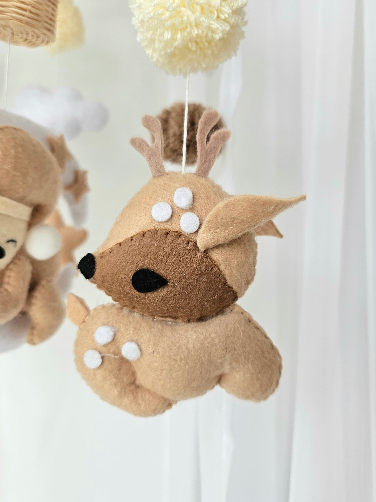 Selbstgemachtes Babymobile mit liebevoll handgefertigten Figuren und Formen, ideal für das Kinderbett oder den Kinderwagen. Hergestellt aus weichem, hochwertigem Filz in bunten Farben, fördert das Babymobile die visuelle und sensorische Entwicklung des Babys. Leicht und sicher aufzuhängen, schafft es eine beruhigende und kreative Umgebung für Ihr Kind.