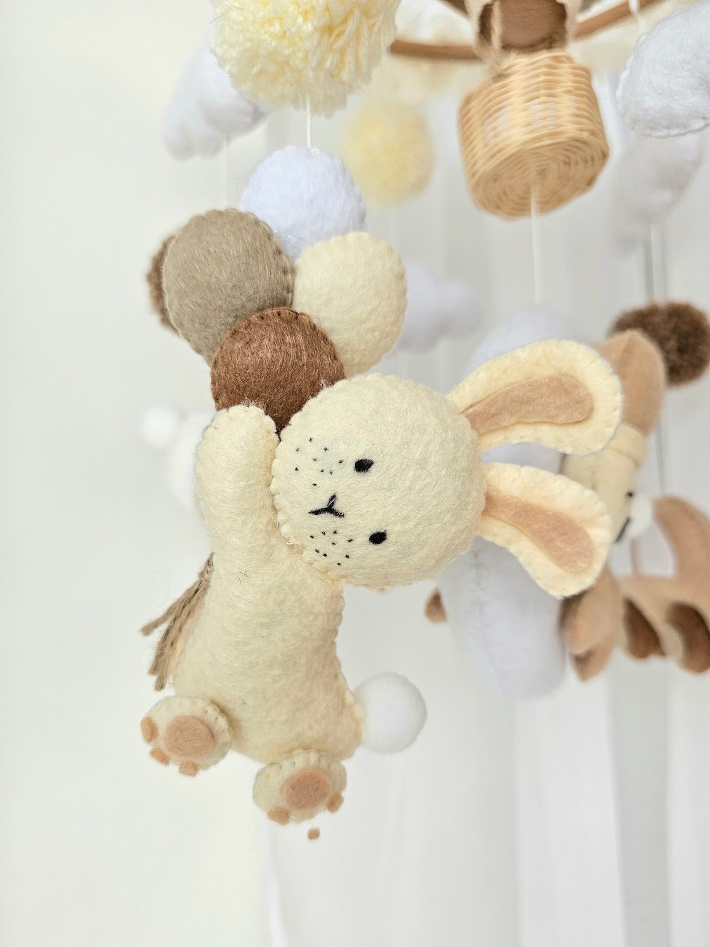Selbstgemachtes Babymobile mit liebevoll handgefertigten Figuren und Formen, ideal für das Kinderbett oder den Kinderwagen. Hergestellt aus weichem, hochwertigem Filz in bunten Farben, fördert das Babymobile die visuelle und sensorische Entwicklung des Babys. Leicht und sicher aufzuhängen, schafft es eine beruhigende und kreative Umgebung für Ihr Kind.