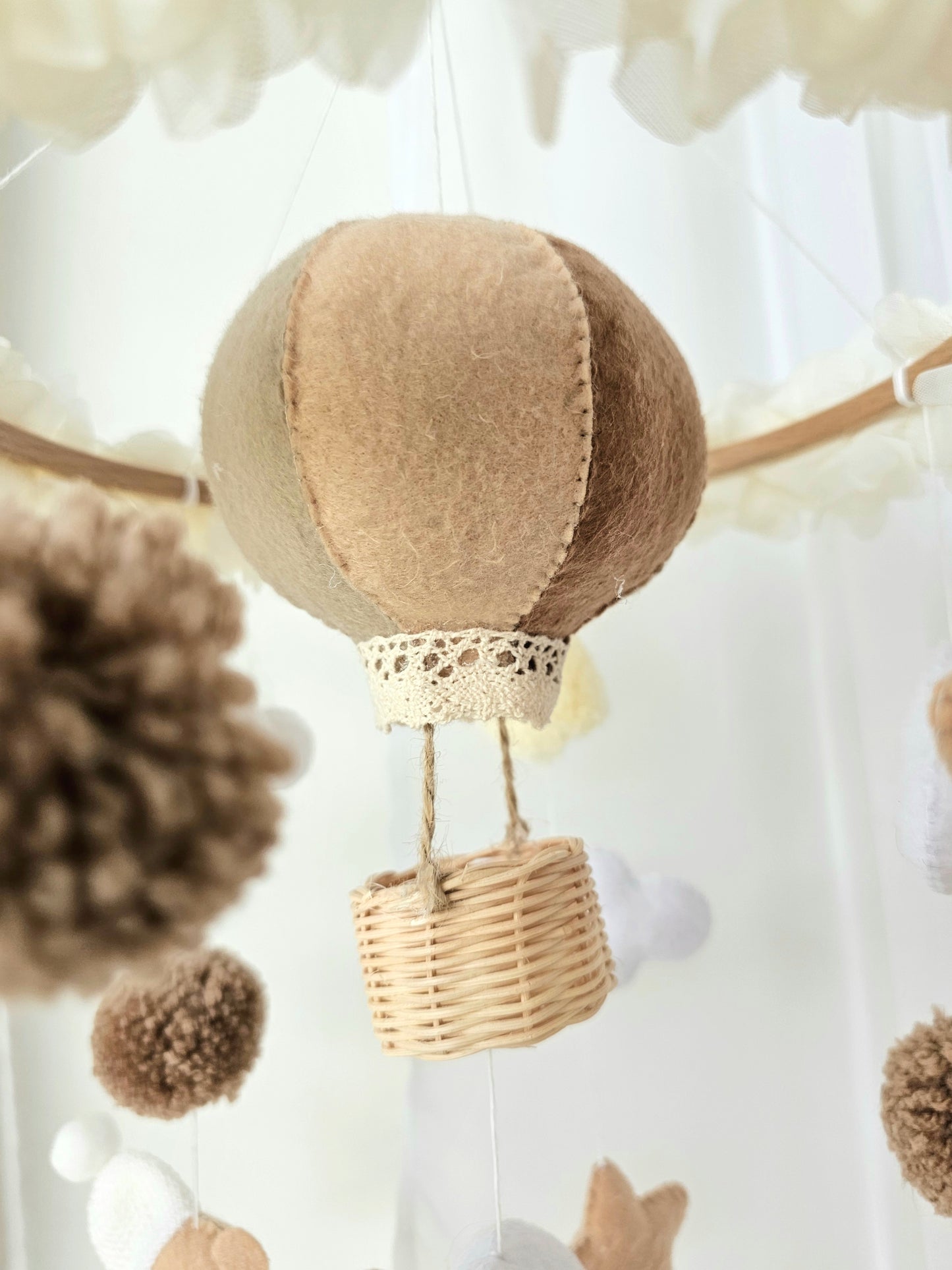 Selbstgemachtes Babymobile mit liebevoll handgefertigten Figuren und Formen, ideal für das Kinderbett oder den Kinderwagen. Hergestellt aus weichem, hochwertigem Filz in bunten Farben, fördert das Babymobile die visuelle und sensorische Entwicklung des Babys. Leicht und sicher aufzuhängen, schafft es eine beruhigende und kreative Umgebung für Ihr Kind.
