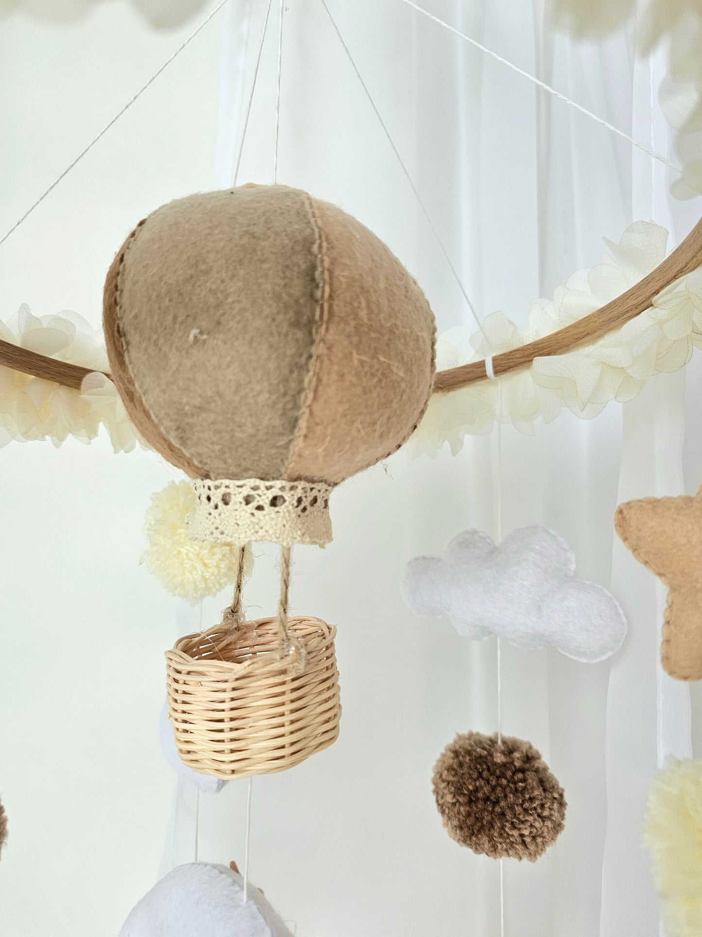 Selbstgemachtes Babymobile mit liebevoll handgefertigten Figuren und Formen, ideal für das Kinderbett oder den Kinderwagen. Hergestellt aus weichem, hochwertigem Filz in bunten Farben, fördert das Babymobile die visuelle und sensorische Entwicklung des Babys. Leicht und sicher aufzuhängen, schafft es eine beruhigende und kreative Umgebung für Ihr Kind.
