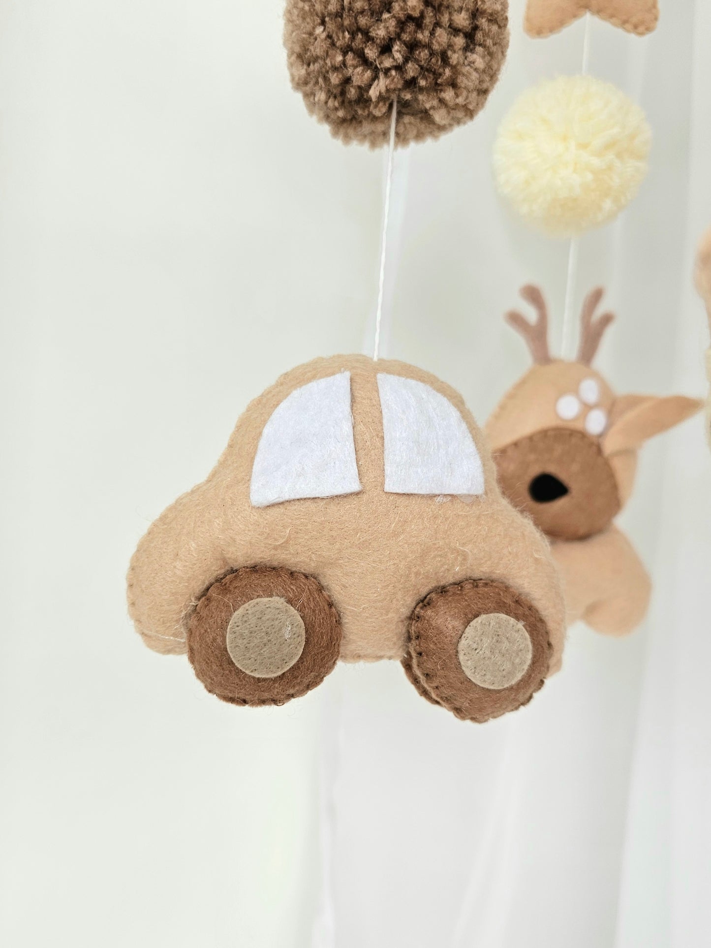 Selbstgemachtes Babymobile mit liebevoll handgefertigten Figuren und Formen, ideal für das Kinderbett oder den Kinderwagen. Hergestellt aus weichem, hochwertigem Filz in bunten Farben, fördert das Babymobile die visuelle und sensorische Entwicklung des Babys. Leicht und sicher aufzuhängen, schafft es eine beruhigende und kreative Umgebung für Ihr Kind.