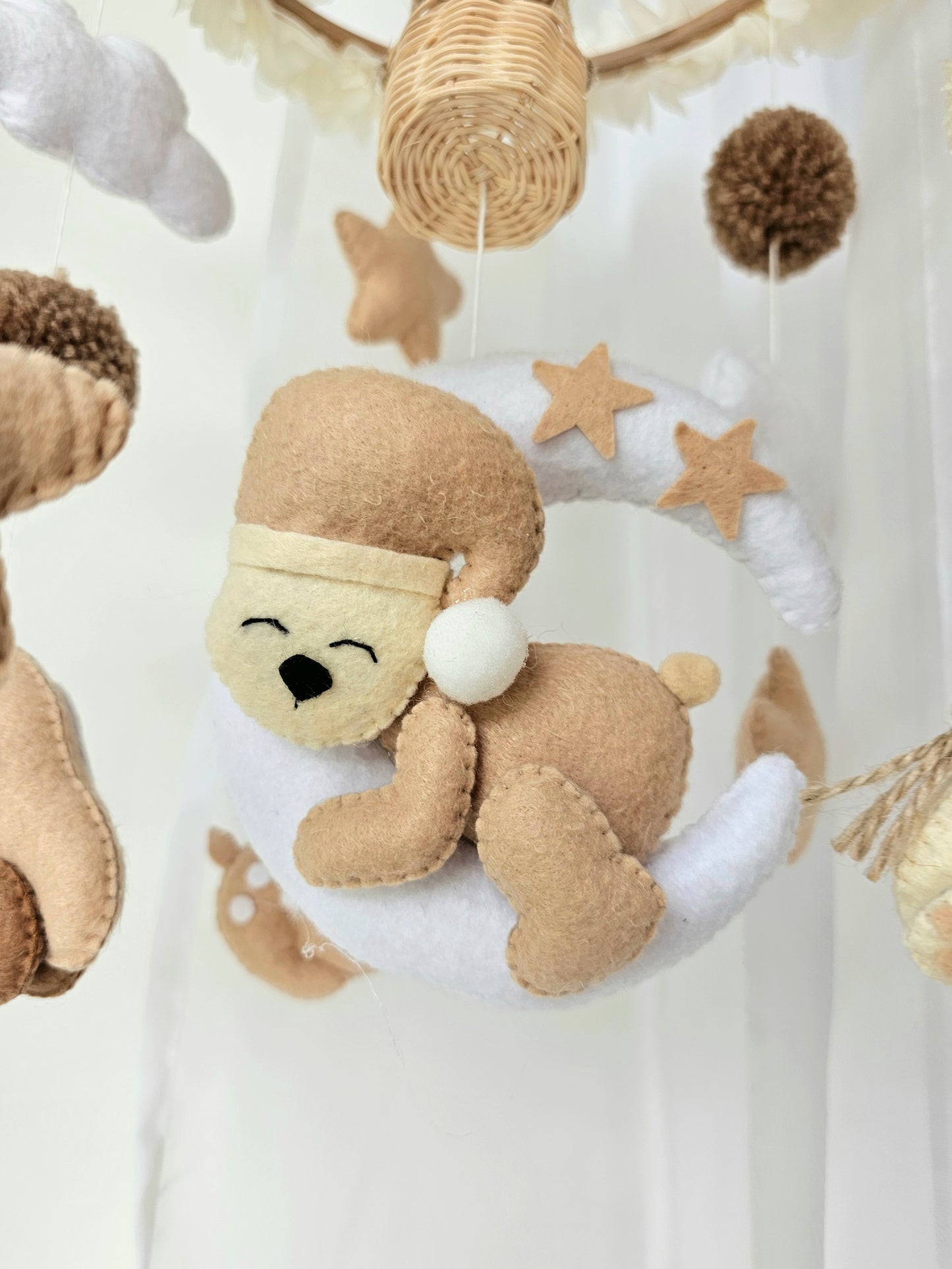Selbstgemachtes Babymobile mit liebevoll handgefertigten Figuren und Formen, ideal für das Kinderbett oder den Kinderwagen. Hergestellt aus weichem, hochwertigem Filz in bunten Farben, fördert das Babymobile die visuelle und sensorische Entwicklung des Babys. Leicht und sicher aufzuhängen, schafft es eine beruhigende und kreative Umgebung für Ihr Kind.