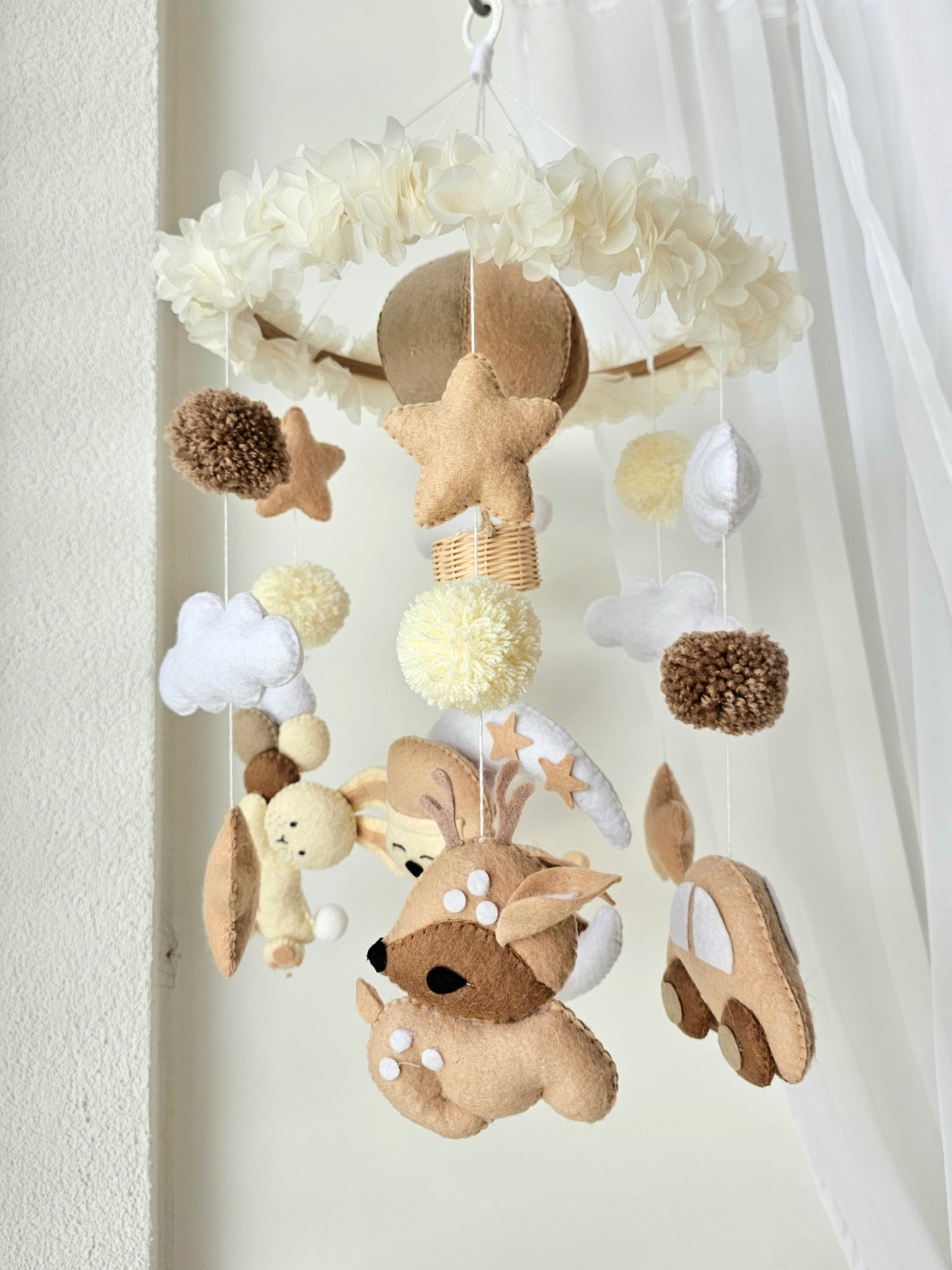 Selbstgemachtes Babymobile mit liebevoll handgefertigten Figuren und Formen, ideal für das Kinderbett oder den Kinderwagen. Hergestellt aus weichem, hochwertigem Filz in bunten Farben, fördert das Babymobile die visuelle und sensorische Entwicklung des Babys. Leicht und sicher aufzuhängen, schafft es eine beruhigende und kreative Umgebung für Ihr Kind.