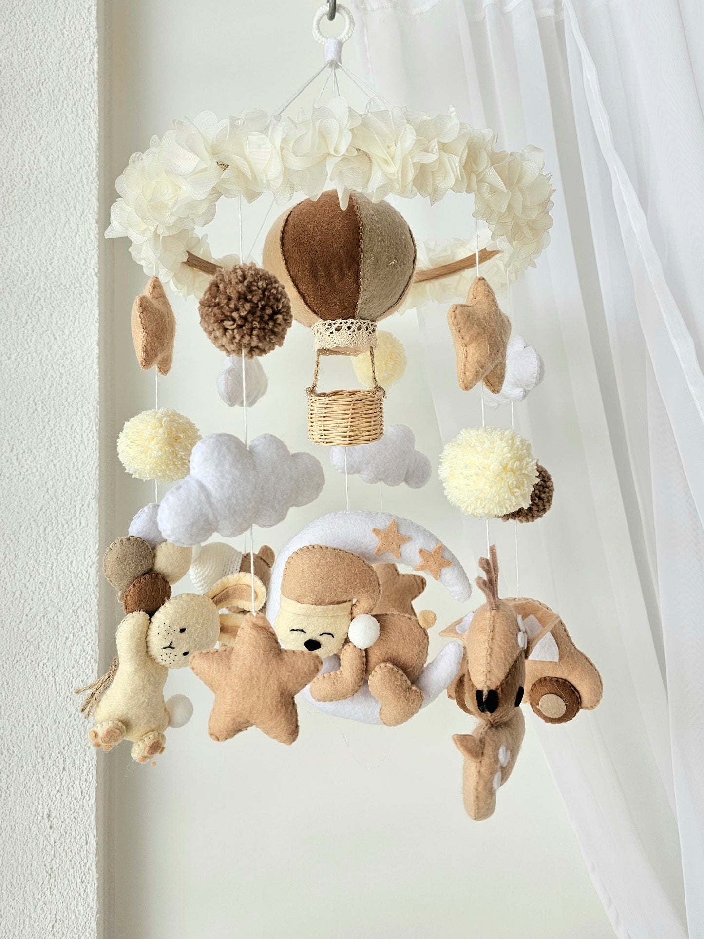 Selbstgemachtes Babymobile mit liebevoll handgefertigten Figuren und Formen, ideal für das Kinderbett oder den Kinderwagen. Hergestellt aus weichem, hochwertigem Filz in bunten Farben, fördert das Babymobile die visuelle und sensorische Entwicklung des Babys. Leicht und sicher aufzuhängen, schafft es eine beruhigende und kreative Umgebung für Ihr Kind.