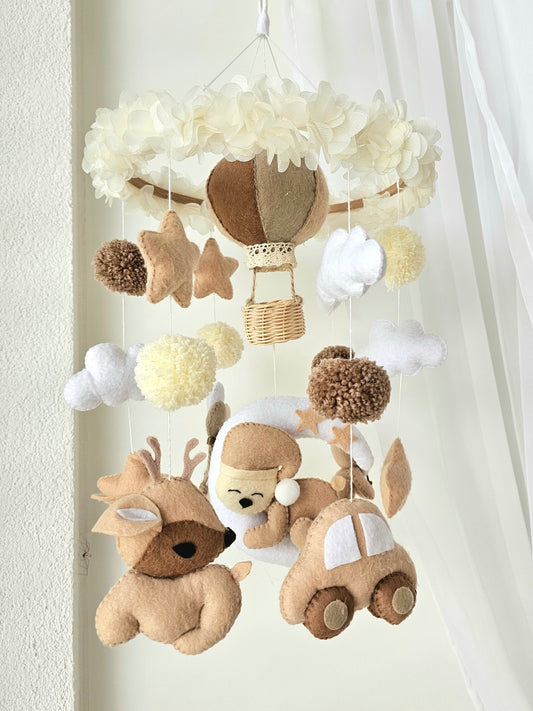 Selbstgemachtes Babymobile mit liebevoll handgefertigten Figuren und Formen, ideal für das Kinderbett oder den Kinderwagen. Hergestellt aus weichem, hochwertigem Filz in bunten Farben, fördert das Babymobile die visuelle und sensorische Entwicklung des Babys. Leicht und sicher aufzuhängen, schafft es eine beruhigende und kreative Umgebung für Ihr Kind.