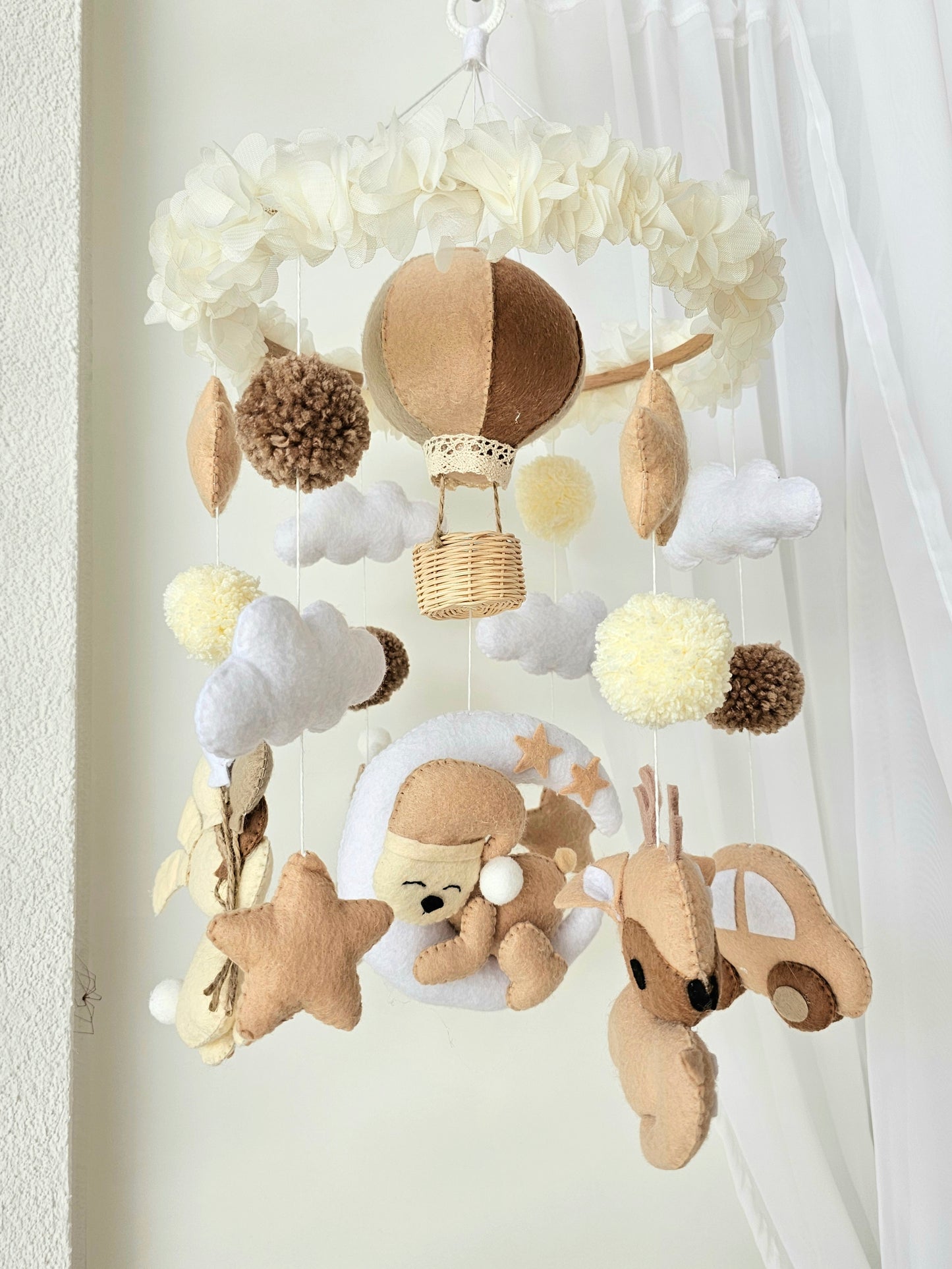 Selbstgemachtes Babymobile mit liebevoll handgefertigten Figuren und Formen, ideal für das Kinderbett oder den Kinderwagen. Hergestellt aus weichem, hochwertigem Filz in bunten Farben, fördert das Babymobile die visuelle und sensorische Entwicklung des Babys. Leicht und sicher aufzuhängen, schafft es eine beruhigende und kreative Umgebung für Ihr Kind.