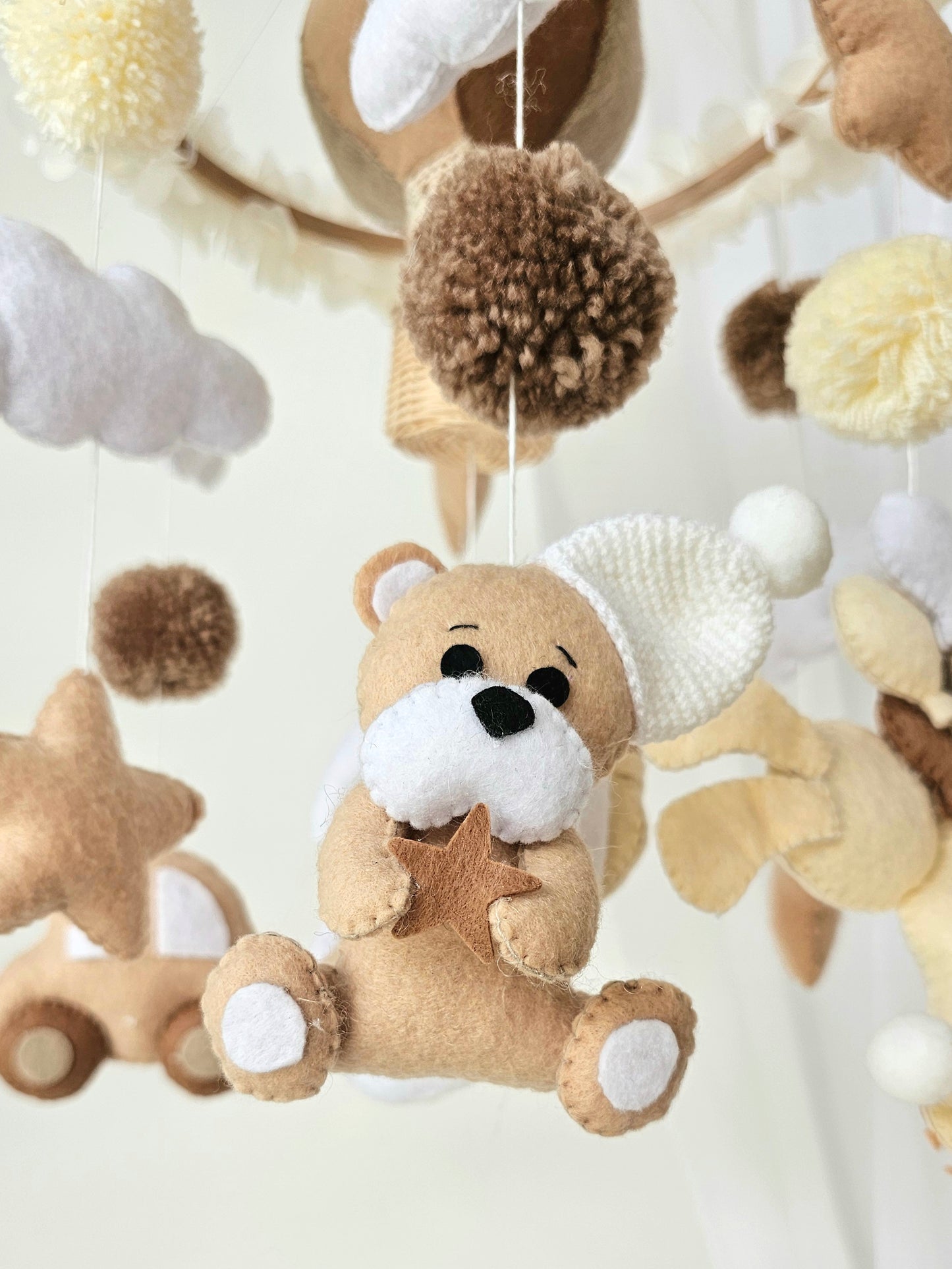Selbstgemachtes Babymobile mit liebevoll handgefertigten Figuren und Formen, ideal für das Kinderbett oder den Kinderwagen. Hergestellt aus weichem, hochwertigem Filz in bunten Farben, fördert das Babymobile die visuelle und sensorische Entwicklung des Babys. Leicht und sicher aufzuhängen, schafft es eine beruhigende und kreative Umgebung für Ihr Kind.