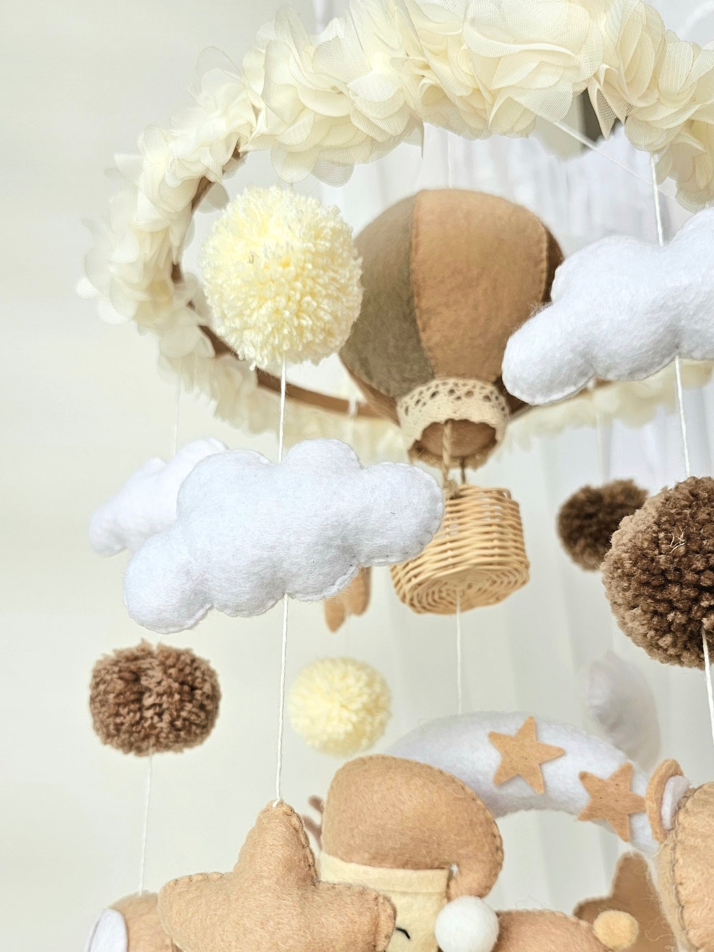 Selbstgemachtes Babymobile mit liebevoll handgefertigten Figuren und Formen, ideal für das Kinderbett oder den Kinderwagen. Hergestellt aus weichem, hochwertigem Filz in bunten Farben, fördert das Babymobile die visuelle und sensorische Entwicklung des Babys. Leicht und sicher aufzuhängen, schafft es eine beruhigende und kreative Umgebung für Ihr Kind.