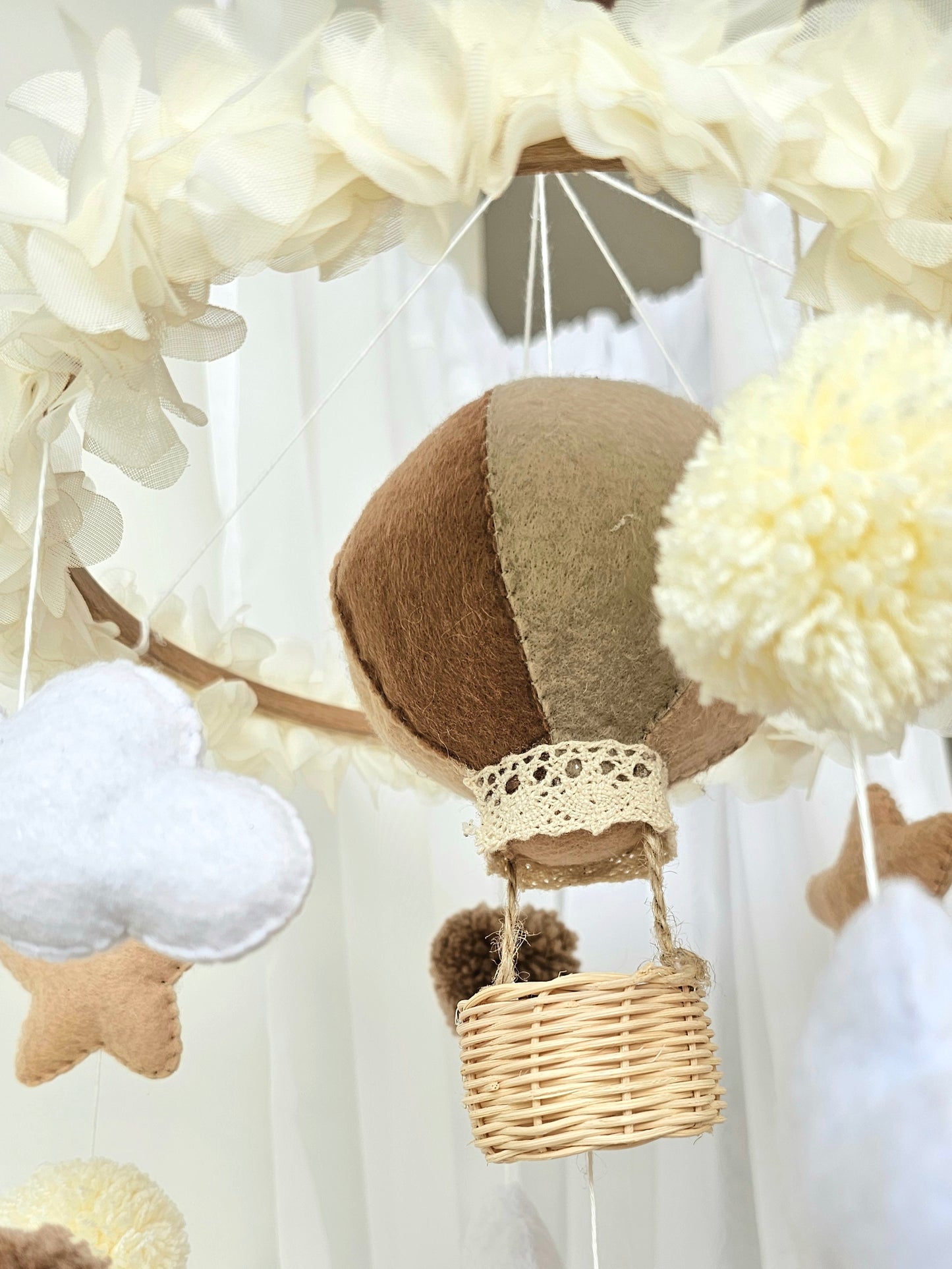 Selbstgemachtes Babymobile mit liebevoll handgefertigten Figuren und Formen, ideal für das Kinderbett oder den Kinderwagen. Hergestellt aus weichem, hochwertigem Filz in bunten Farben, fördert das Babymobile die visuelle und sensorische Entwicklung des Babys. Leicht und sicher aufzuhängen, schafft es eine beruhigende und kreative Umgebung für Ihr Kind.